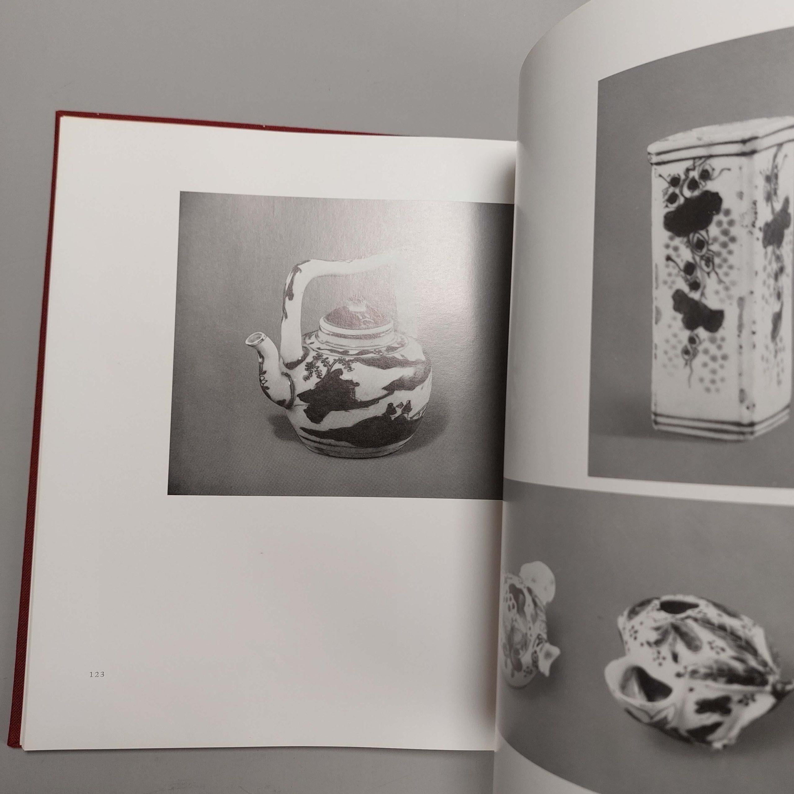 Reference Book Chinese Porcelain – Ko Sometsuke from the Kitaoji Rosanjin Collection 1978
Senju, Satou and Takeshi, Murayama

Published by Kyuryudo, Japan, 1969
Senju Sato, the founder of the Sekido Museum of Art,
Japanese text; Hardcover (in