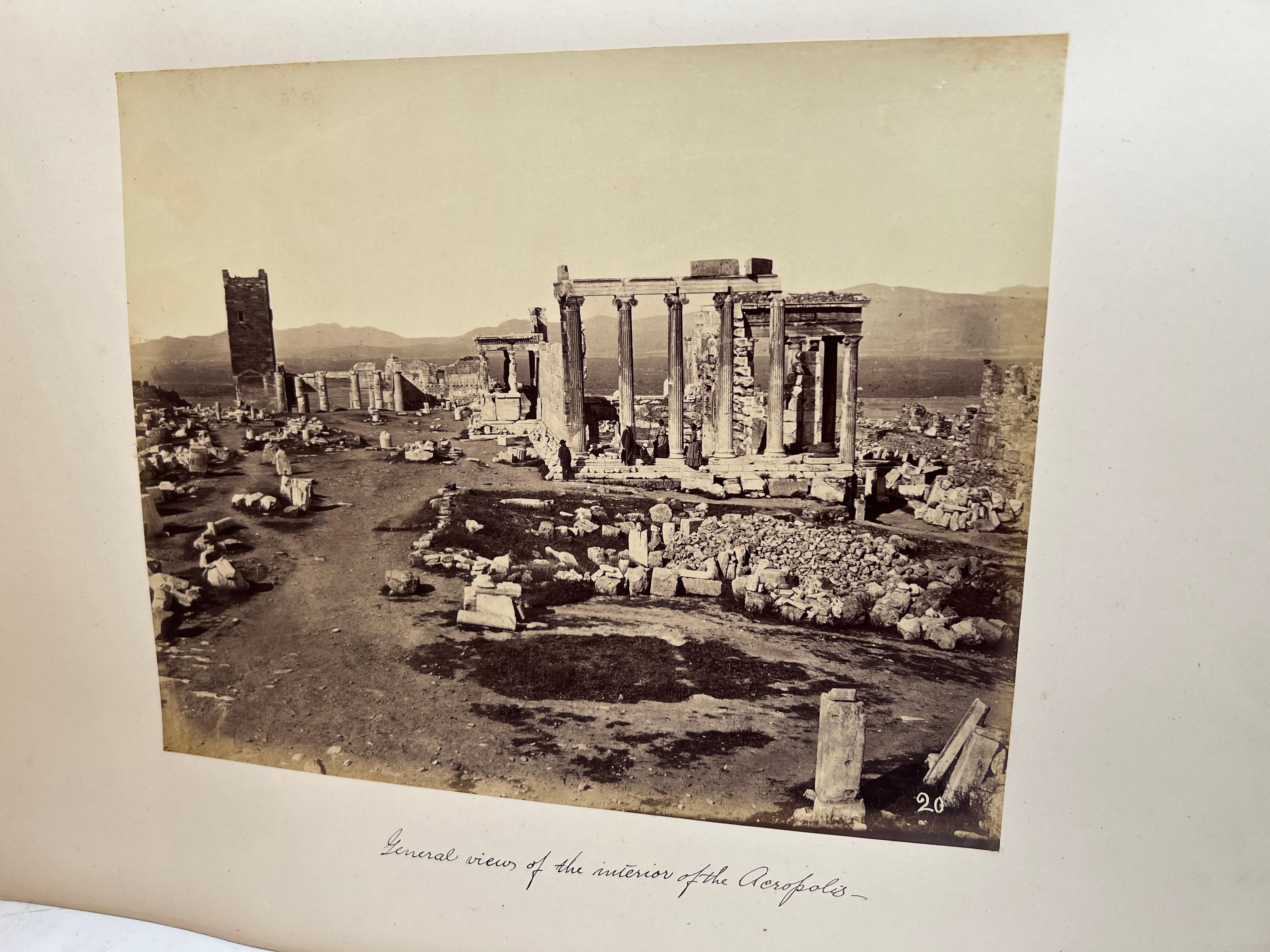 Une très belle collection de 47 photographies à l'albumine prises lors d'un voyage en Syrie, en Égypte et dans d'autres pays, montrant principalement des monuments et des antiquités. Des photographies similaires de Felix Bonfils se trouvent dans