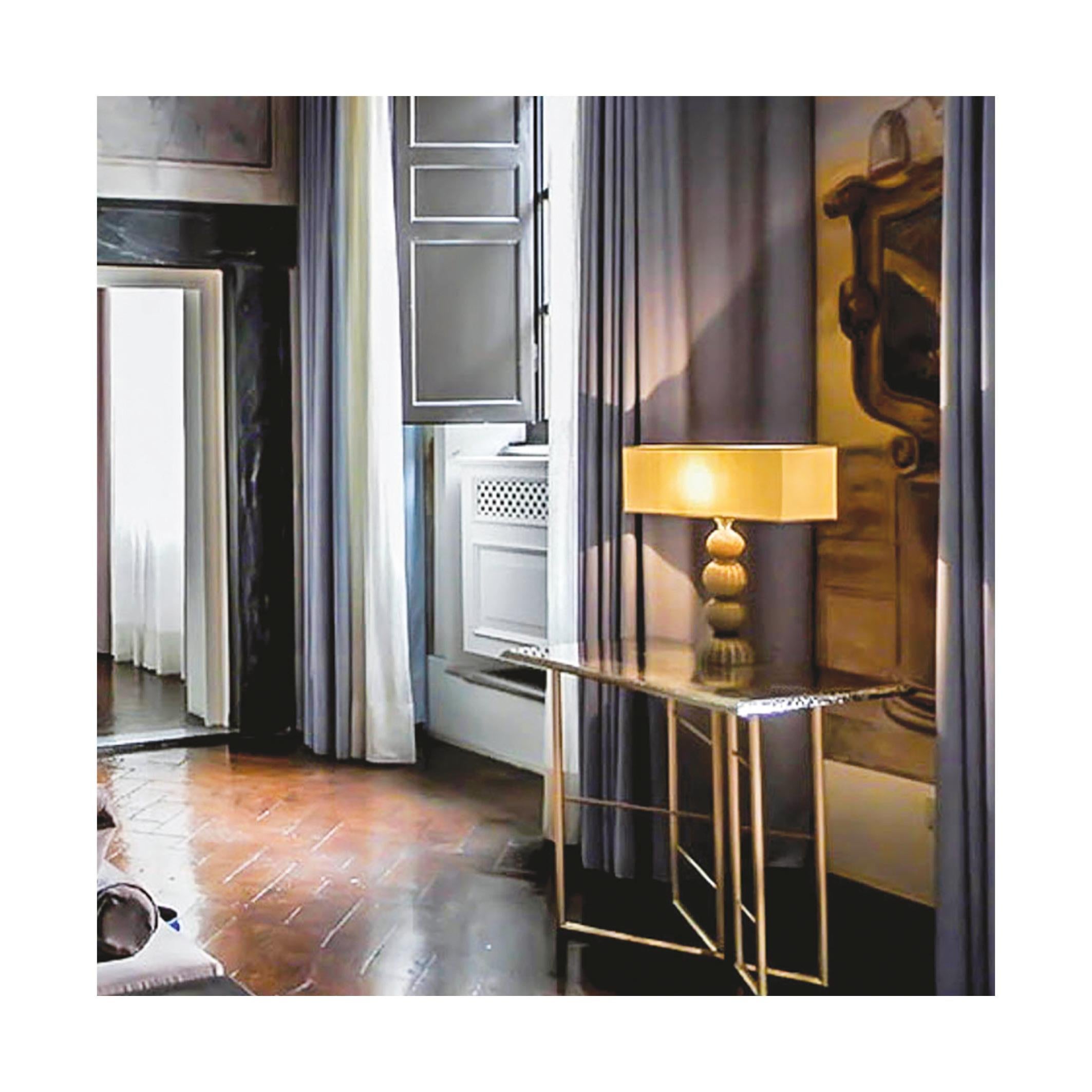 Argenté Console contemporaine « Book », verre d'art argenté, pieds en laiton massif en forme de losange en vente