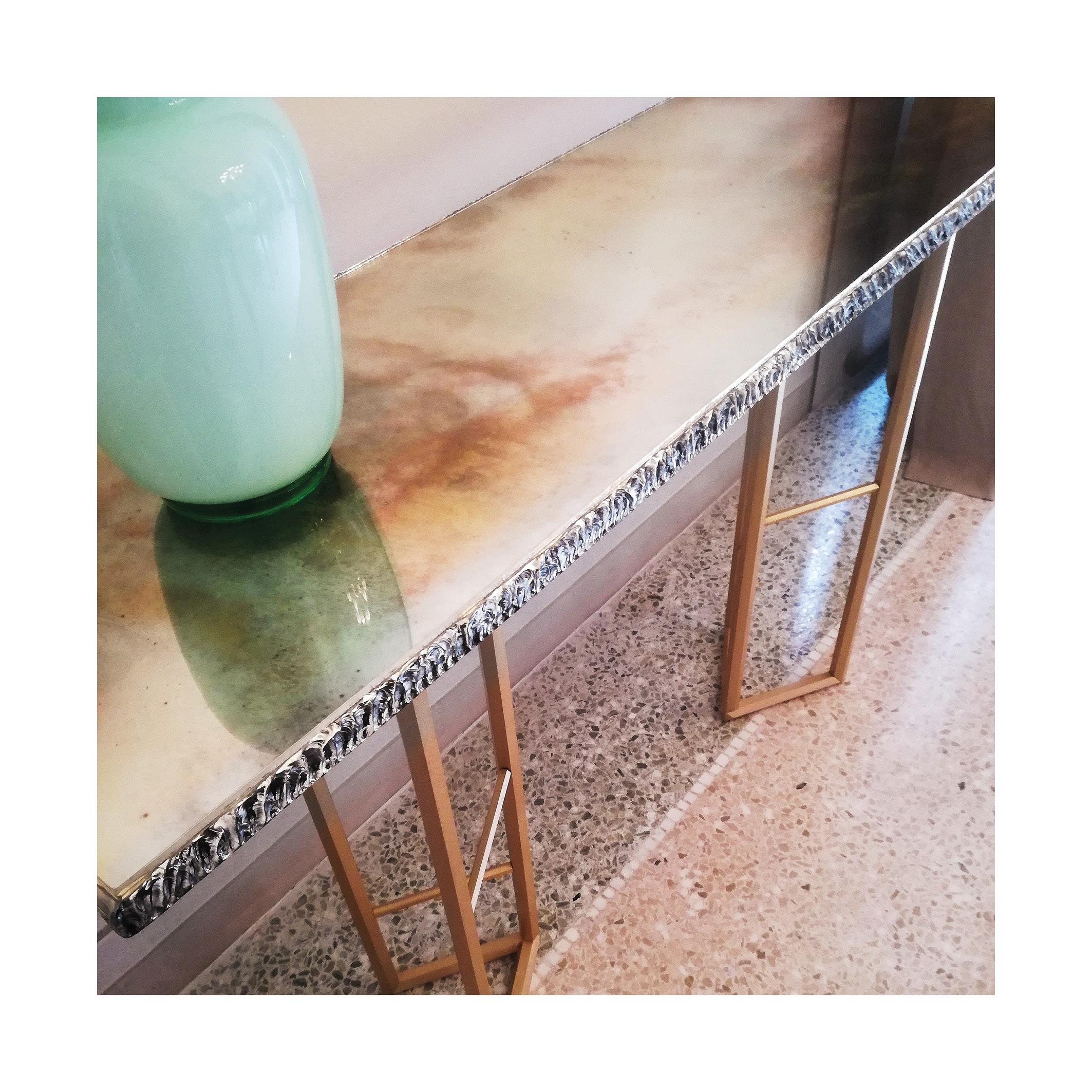 Zeitgenössische Konsole „Book“ aus versilbertem Glas, Beine aus massivem Messing in Diamantform (21. Jahrhundert und zeitgenössisch) im Angebot