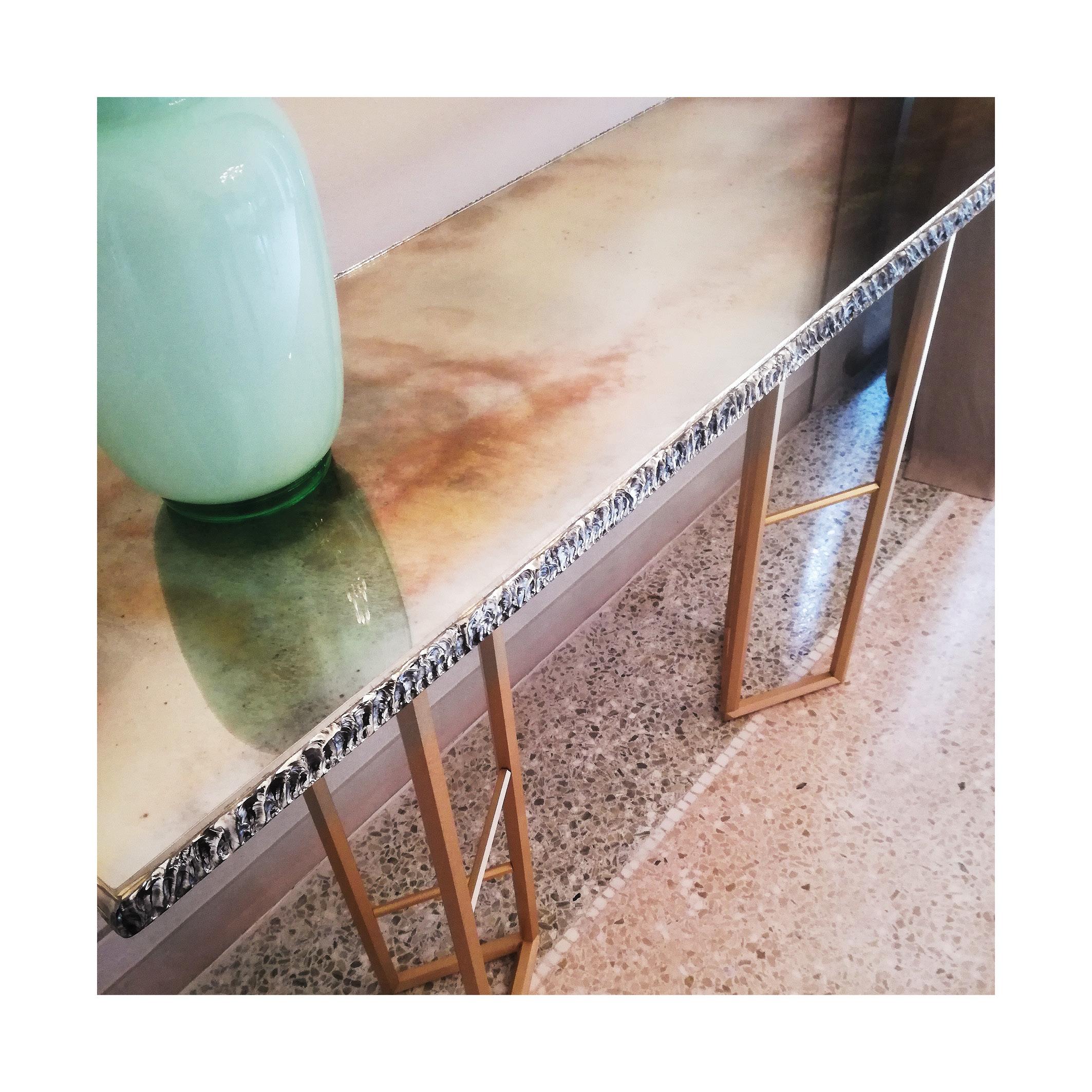 XXIe siècle et contemporain Console contemporaine « Book », verre d'art argenté, pieds en laiton massif en forme de losange en vente