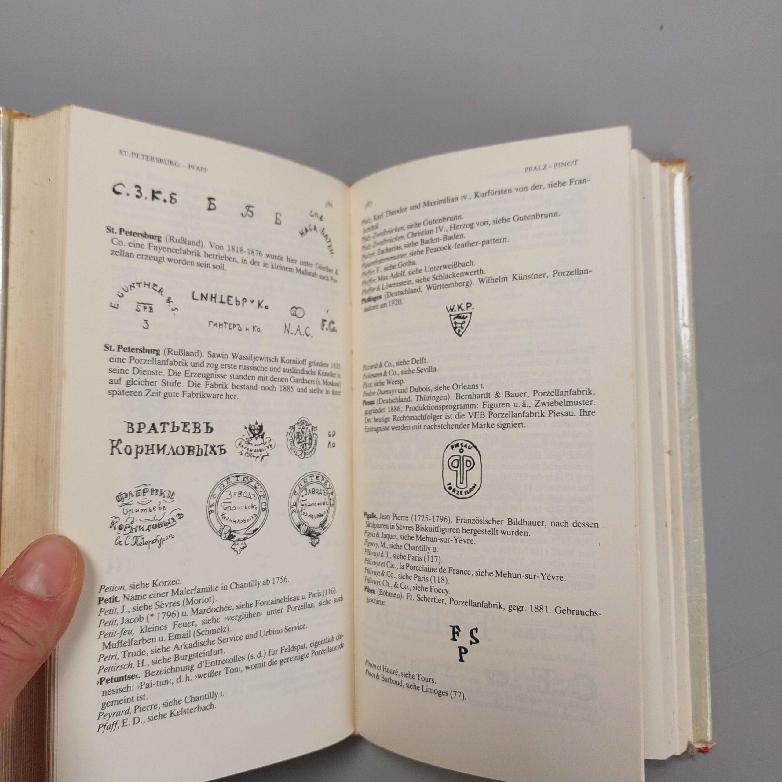 Livre European Porcelain, The New Danckert Handbook of European Porcelain Bon état - En vente à Amsterdam, Noord Holland