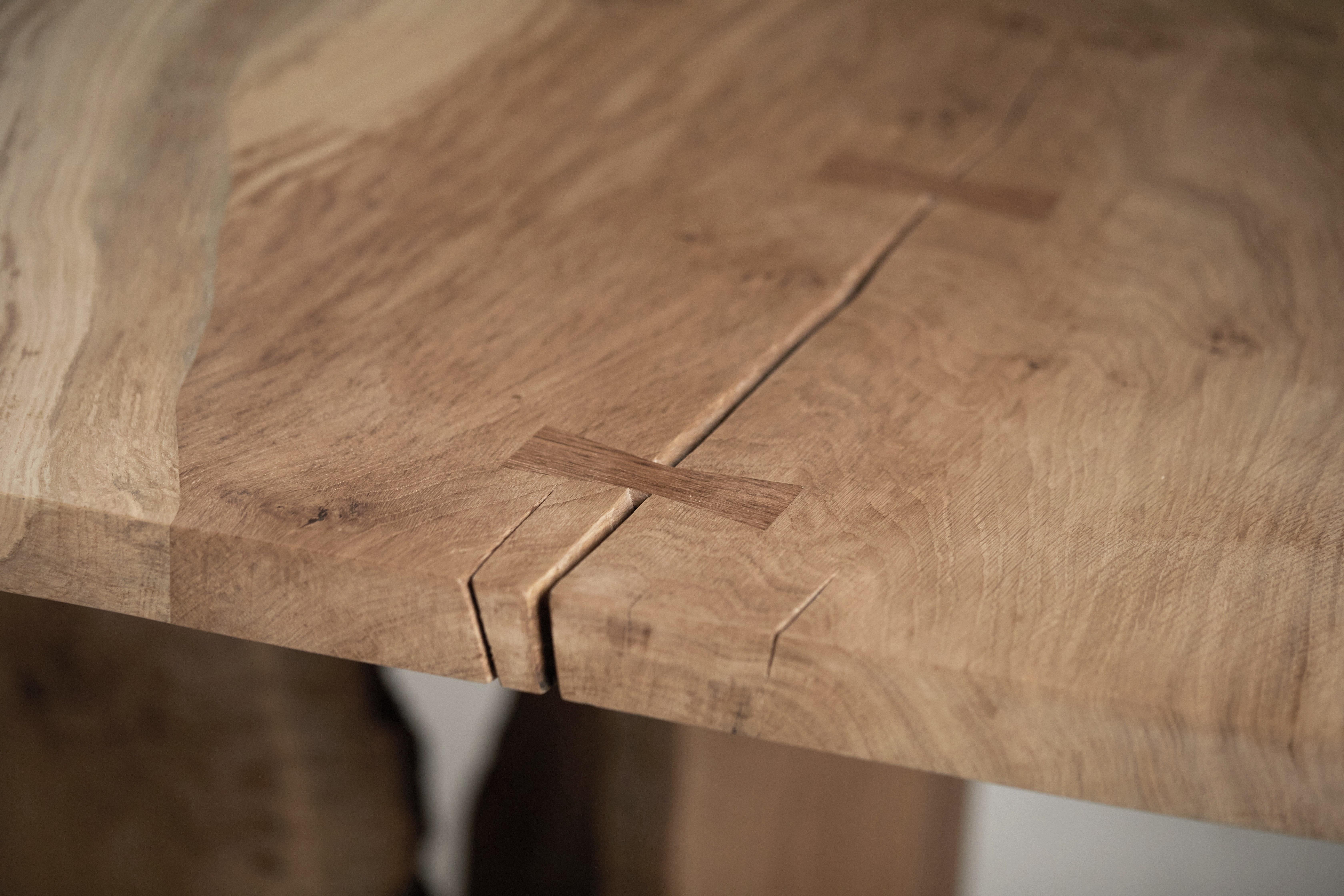 Book-matched pippy Oak table with Inverted Live Edge legs by Jonathan Field en vente 3
