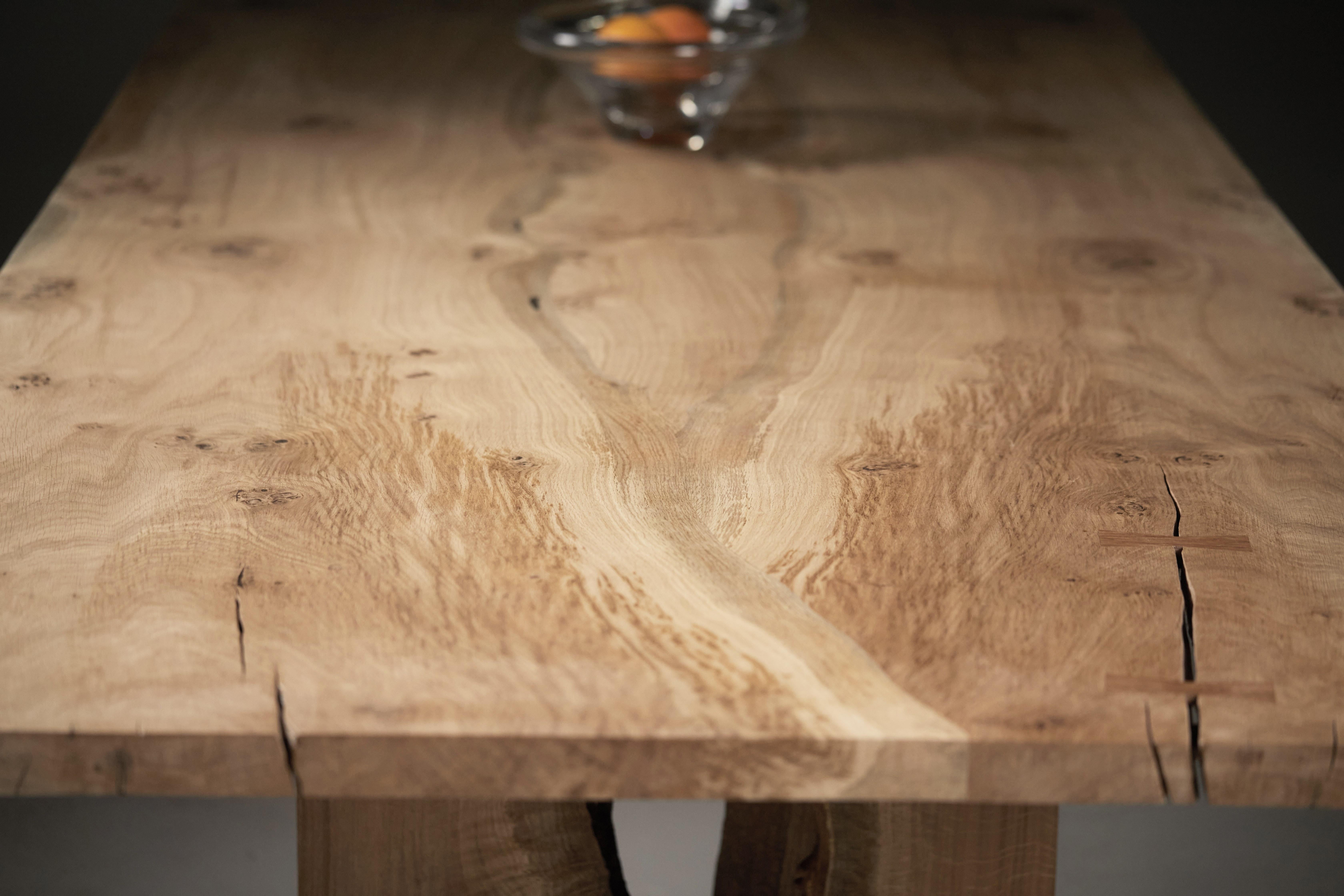 Book-matched pippy Oak table with Inverted Live Edge legs by Jonathan Field en vente 4