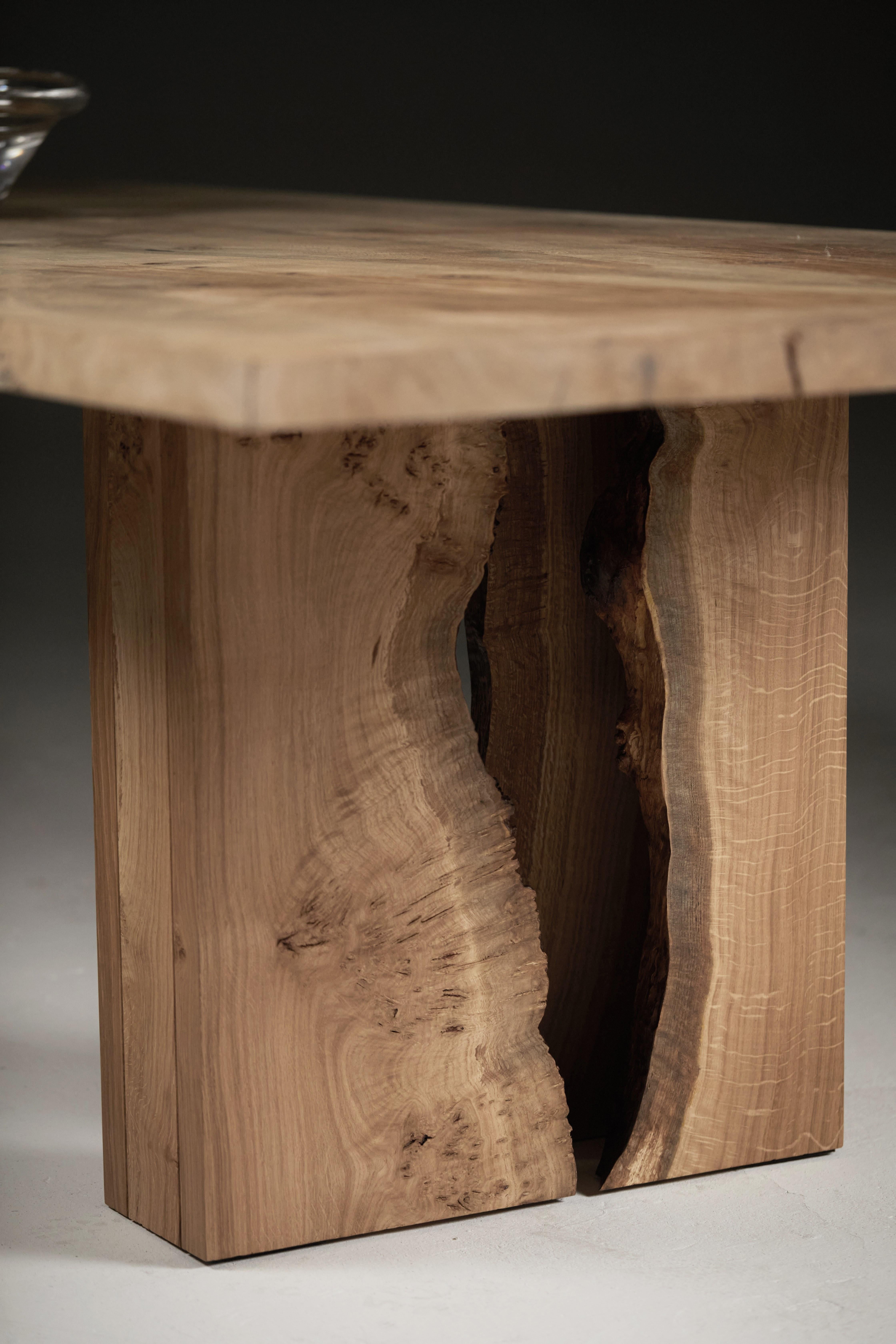 Book-matched pippy Oak table with Inverted Live Edge legs by Jonathan Field en vente 5
