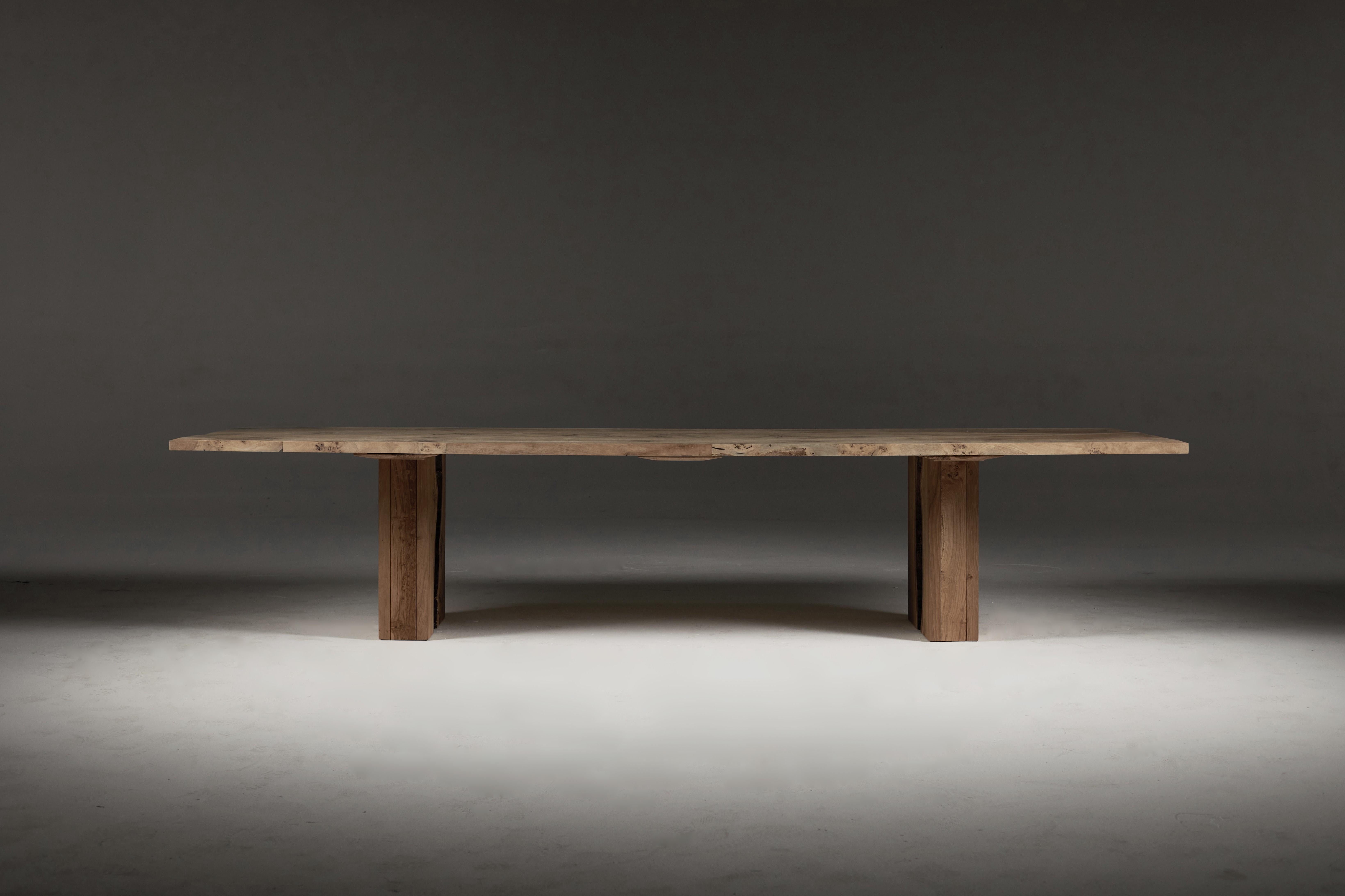 Book-matched pippy Oak table with Inverted Live Edge legs by Jonathan Field Neuf - En vente à London, GB