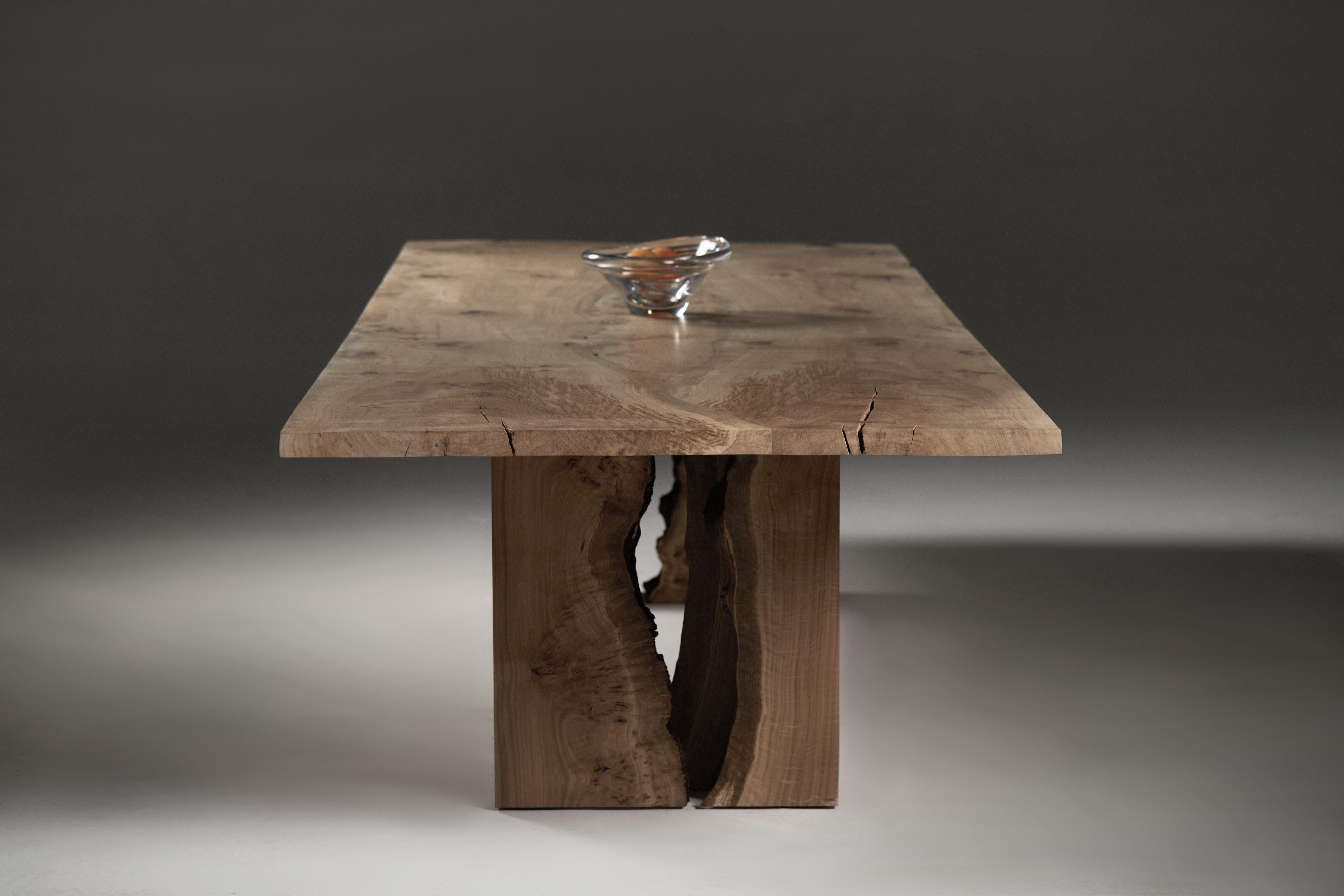 Book-matched pippy Oak table with Inverted Live Edge legs by Jonathan Field en vente 1
