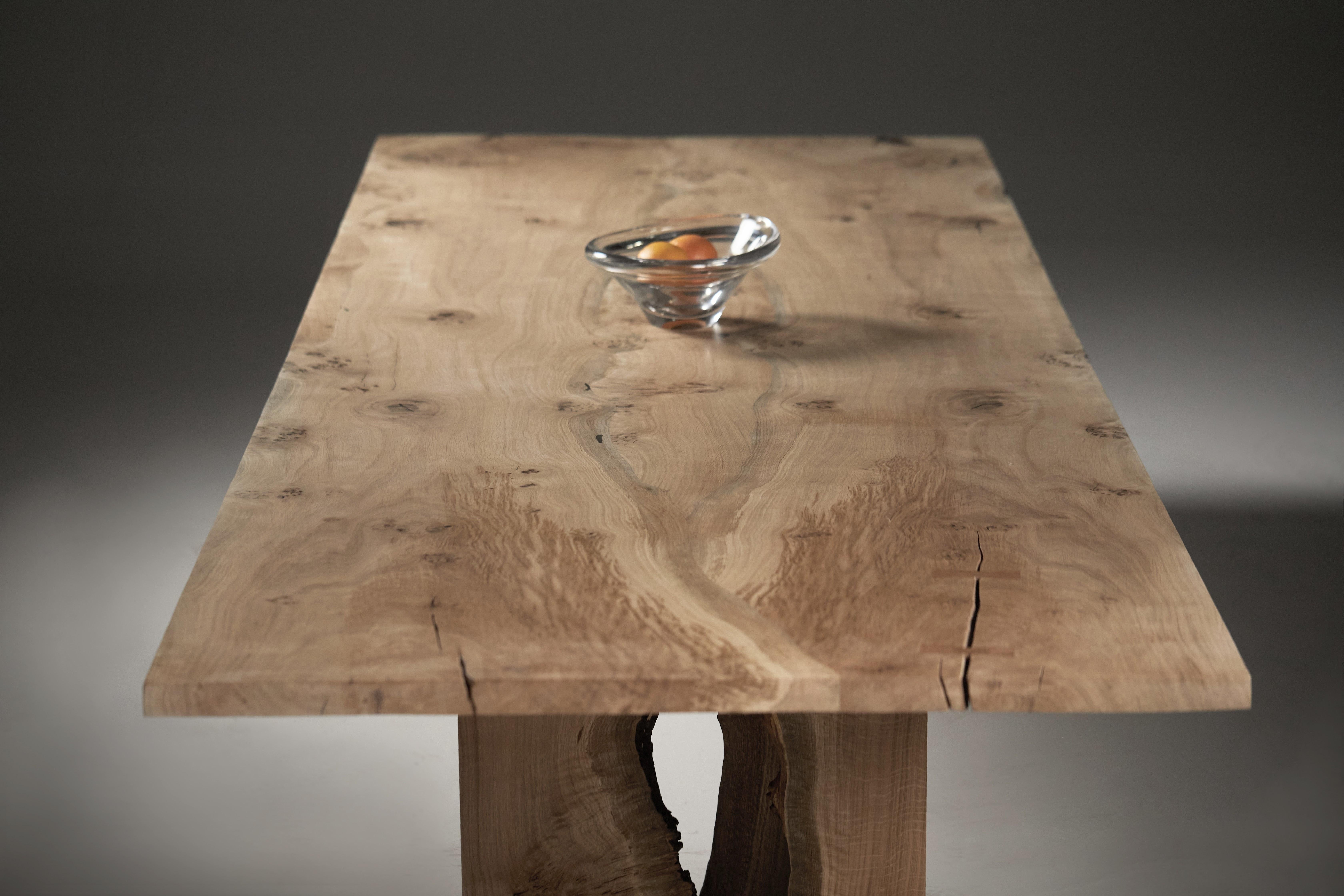Book-matched pippy Oak table with Inverted Live Edge legs by Jonathan Field en vente 2