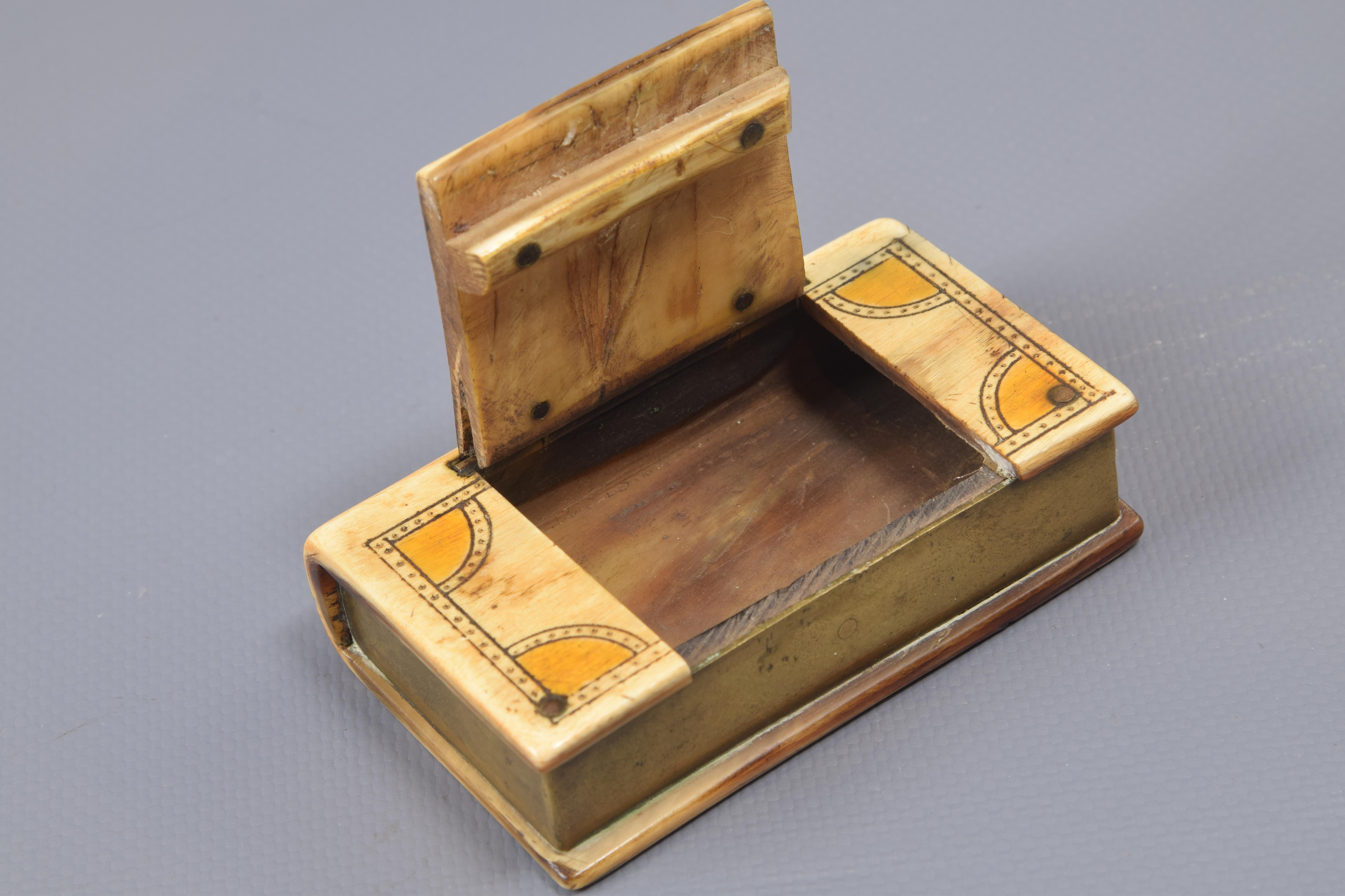Boîte en forme de livre, corne ou bois de cervidé, métal, XIXe siècle Bon état - En vente à Madrid, ES