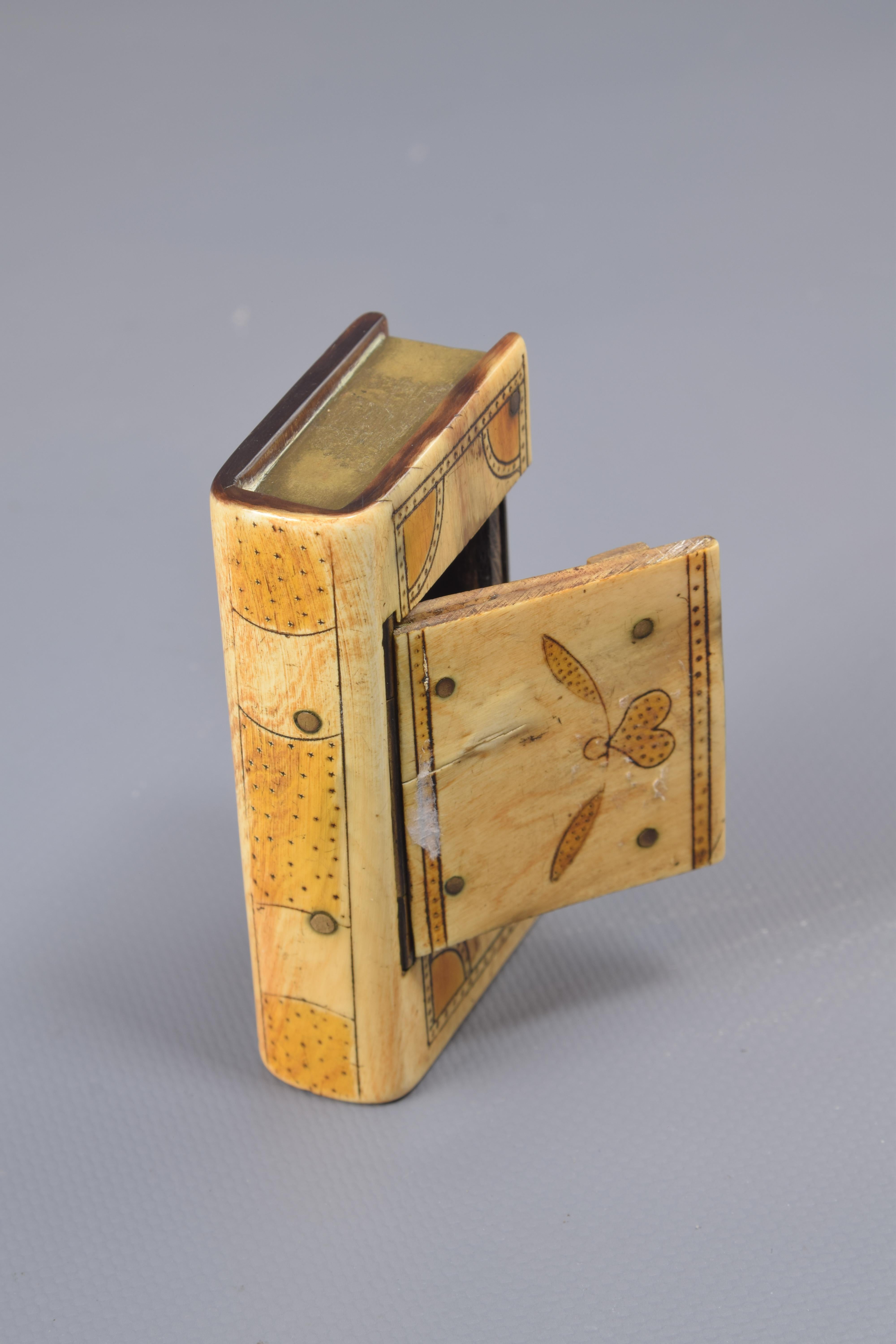 Boîte en forme de livre, corne ou bois de cervidé, métal, XIXe siècle en vente 1