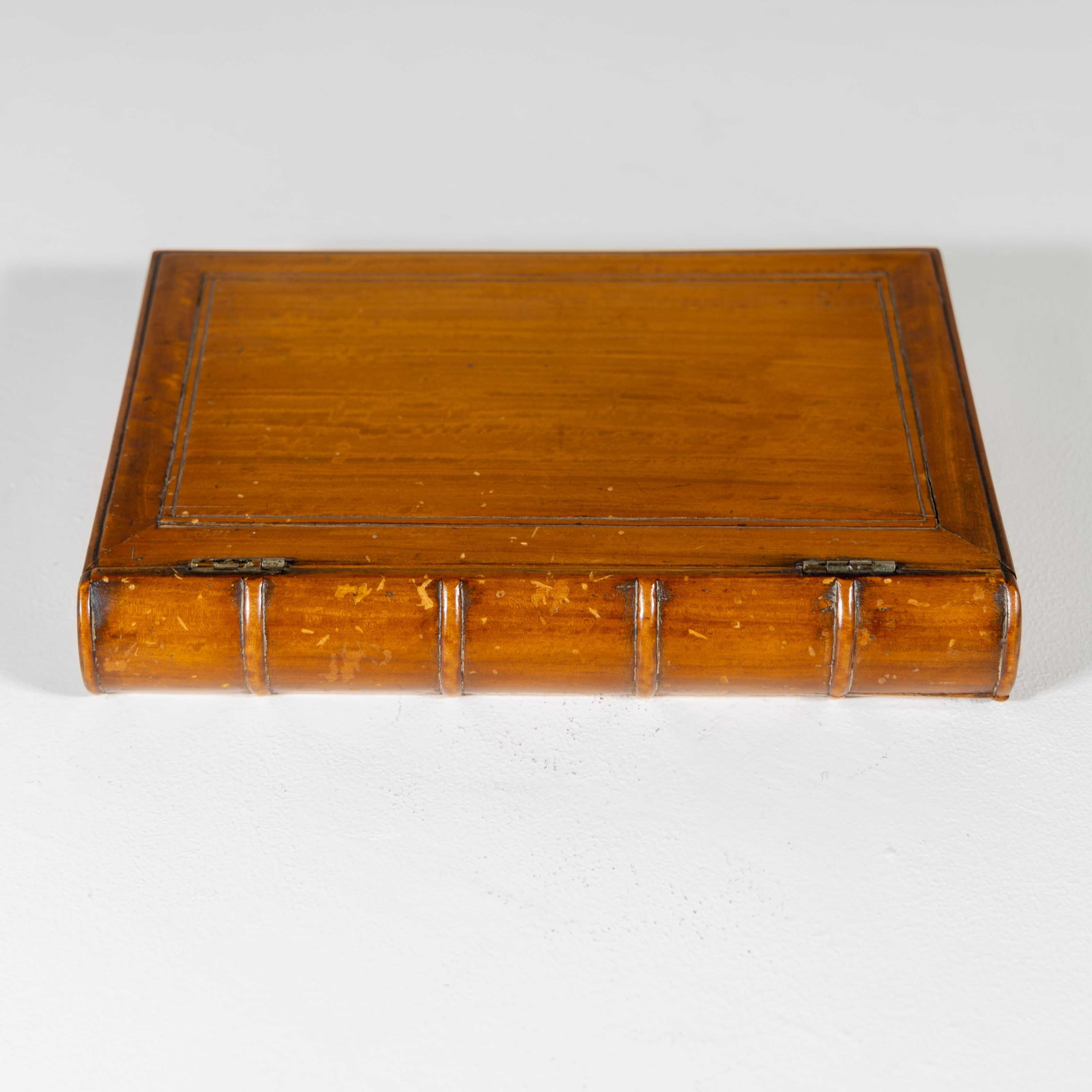 Book-Shaped Jewellery Box, England, Mid-19th Century In Good Condition In Greding, DE