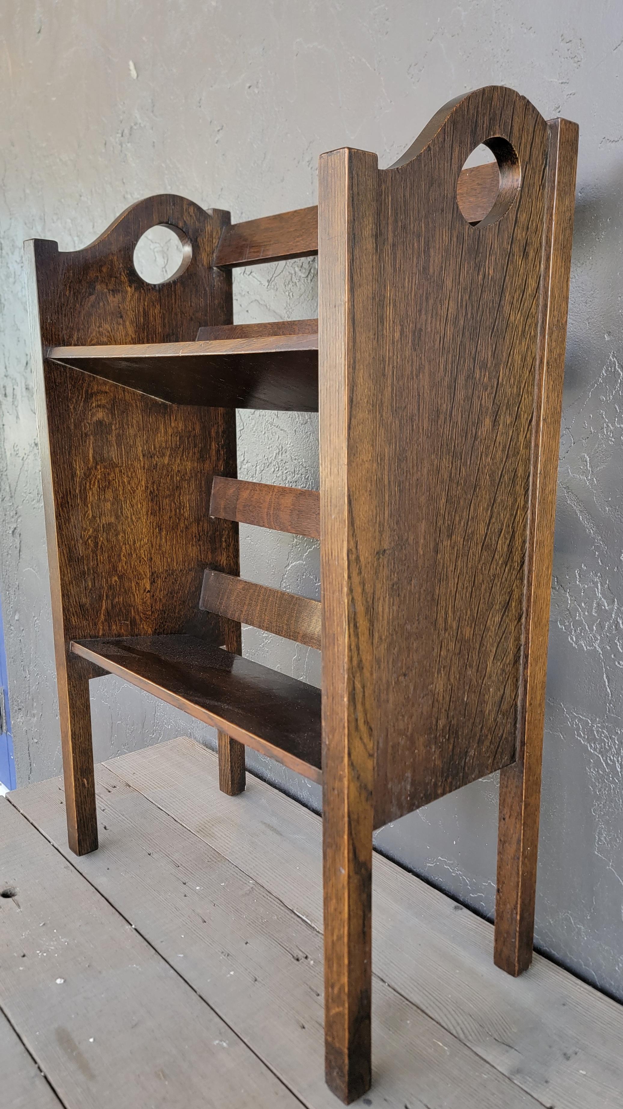 Leggio / Scaffale Missione Oak Arts &  Artigianato In condizioni buone in vendita a Fulton, CA