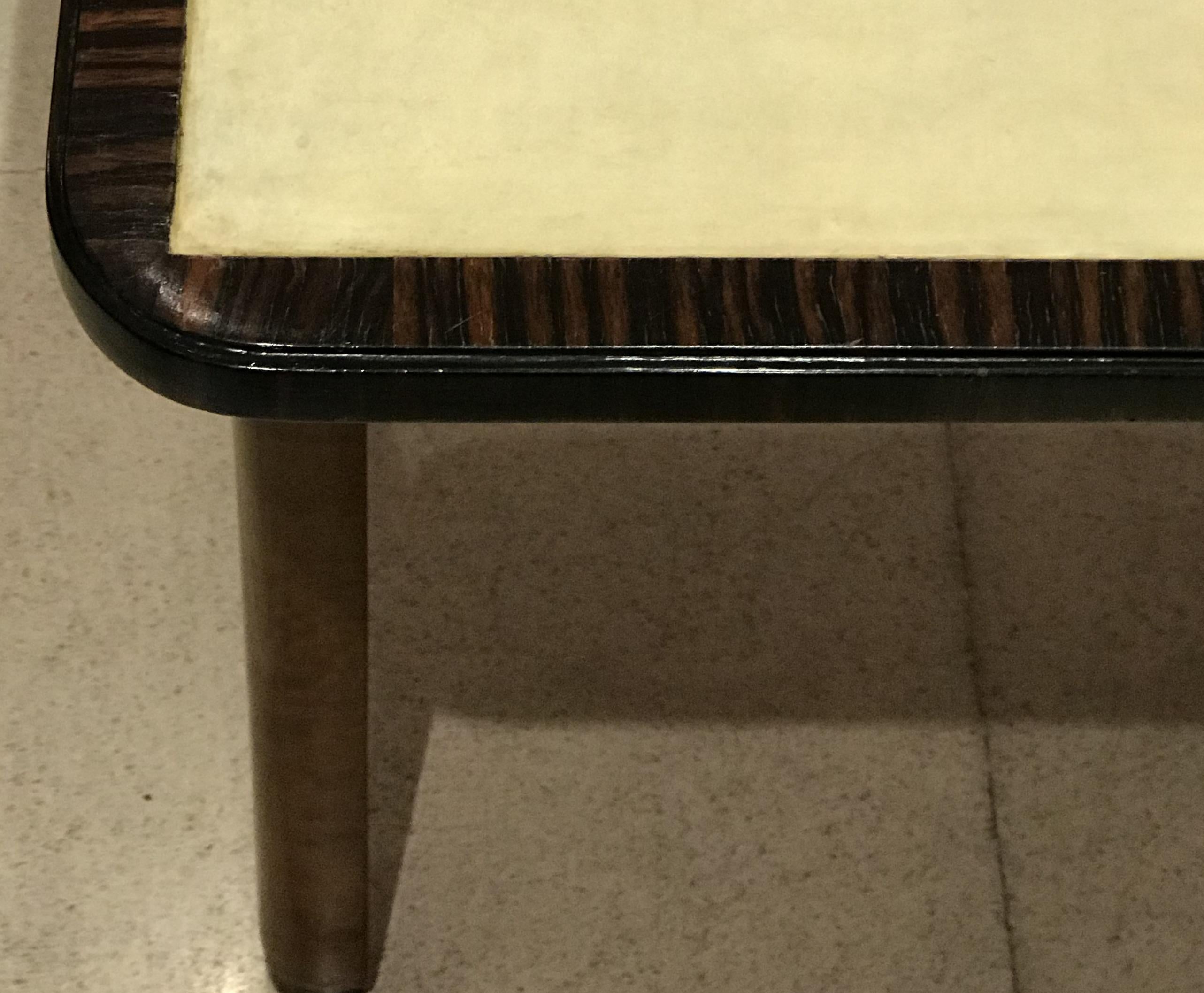 Début du 20ème siècle Table de lecture en bois et cuir parcheminé,  1920, France en vente