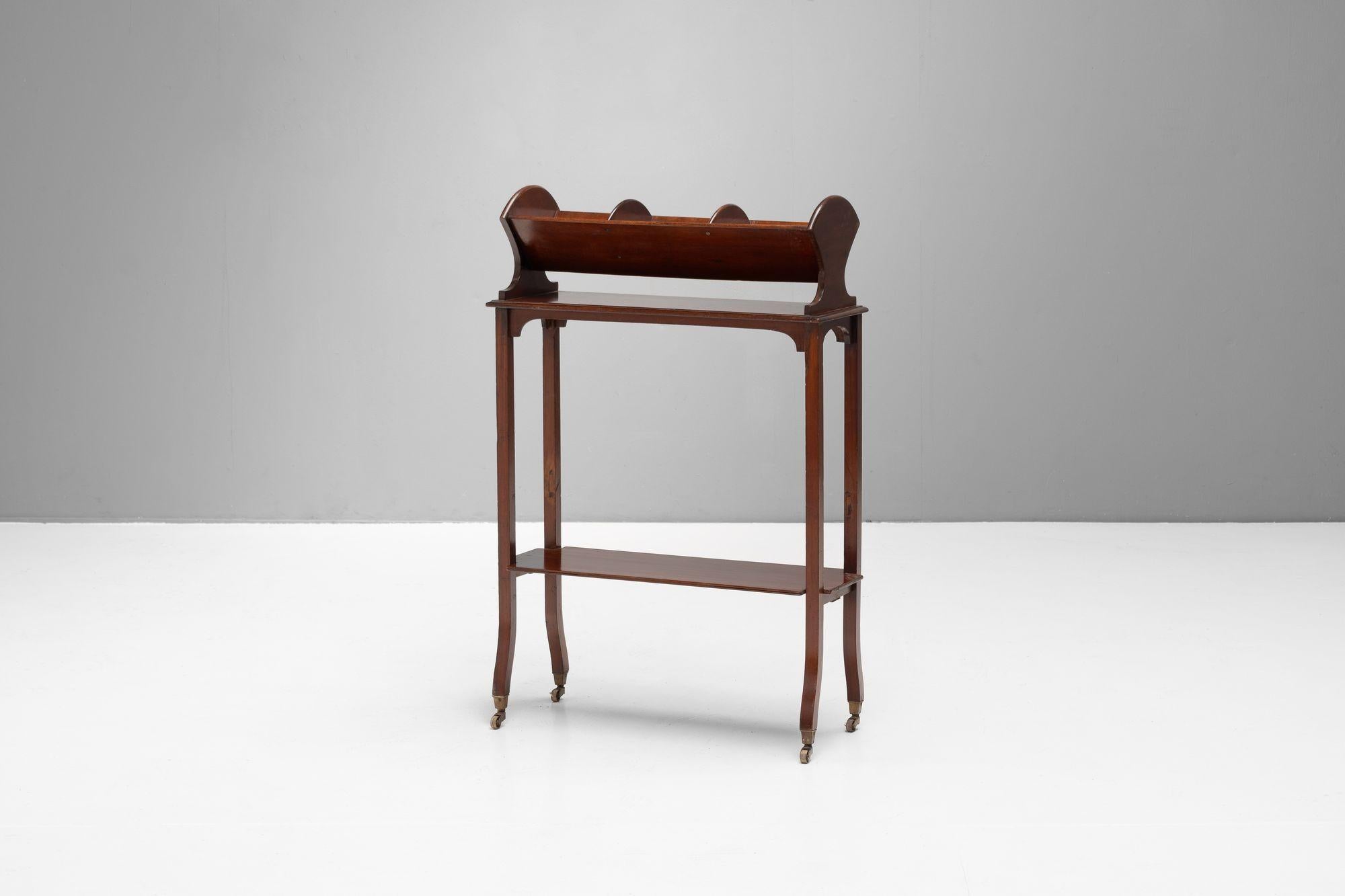 Vaschetta per libri in mogano su gambe affusolate.
Francia circa 1920.
H. H. 85cm x L. 57cm x P. 22cm
Contattaci per un preventivo di spedizione accurato.