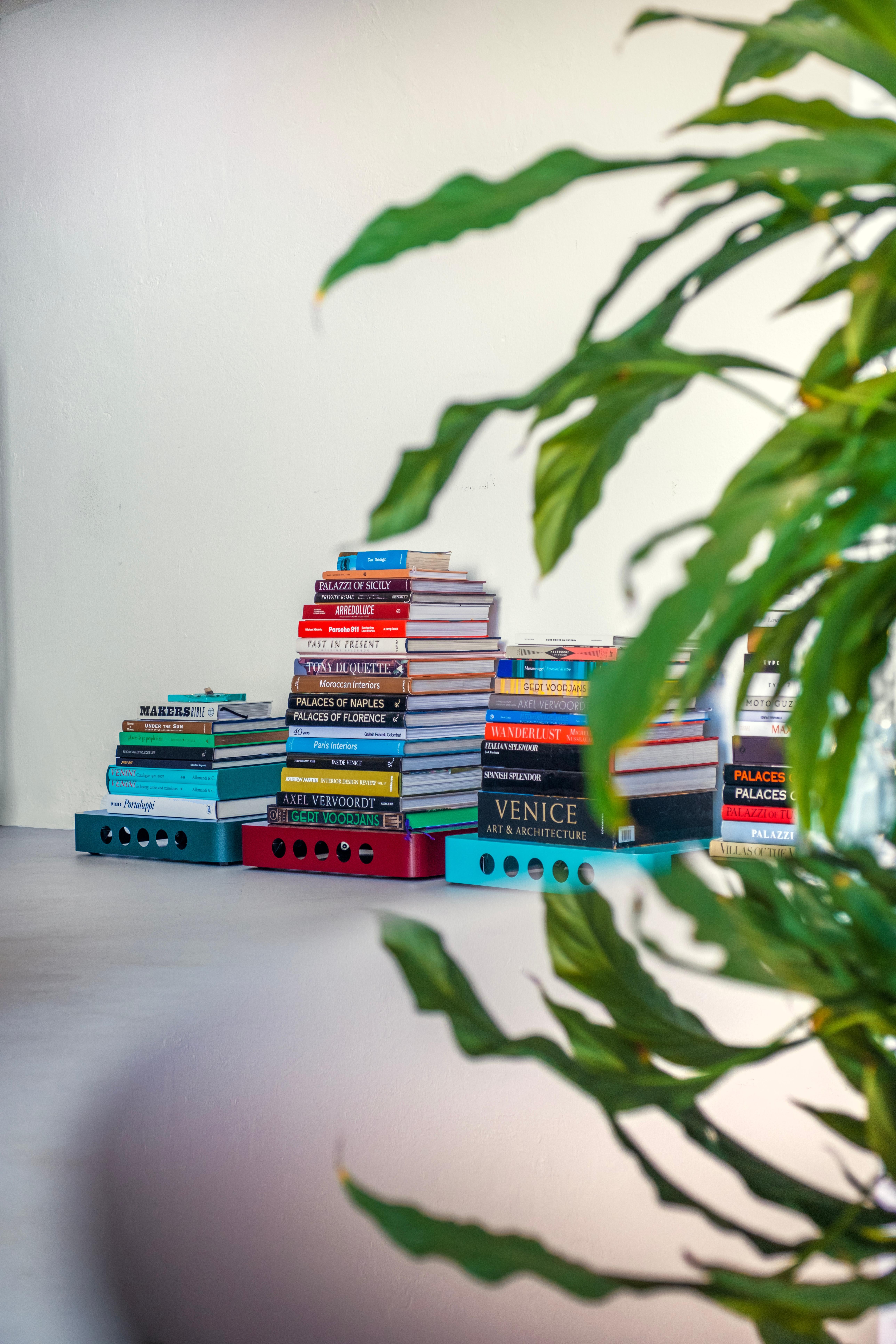 Artisanal ''Bookboard''- side table by Spinzi, bookshelf with wheels, bright red For Sale 12