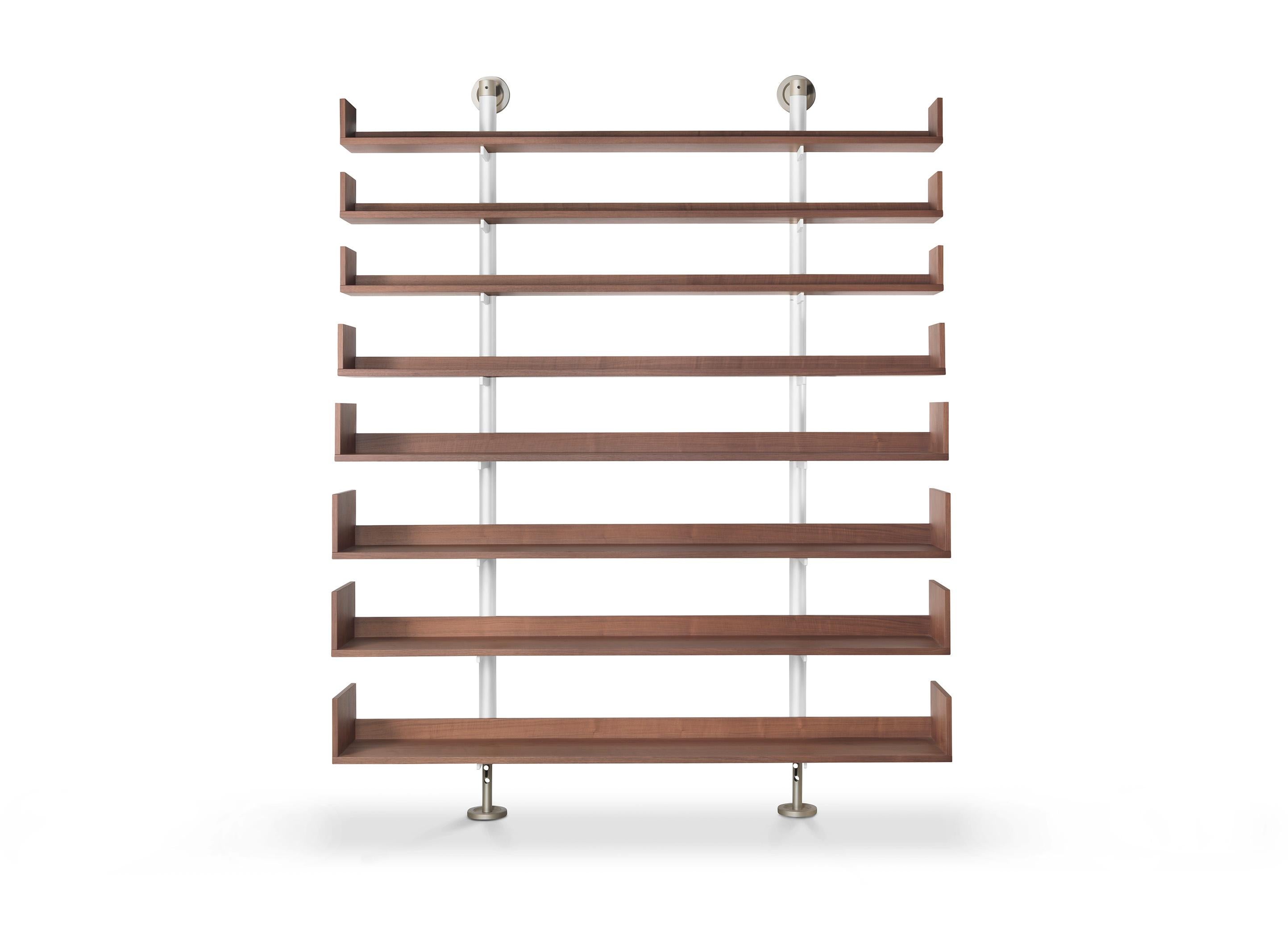 Serie 1935: the iconic bookshelf by Carlo Scarpa

The Serie 1935 bookshelf was conceived by the master of Italian architecture, Carlo Scarpa, a piece that was considered extraordinarily innovative at the time, both formally and structurally. This