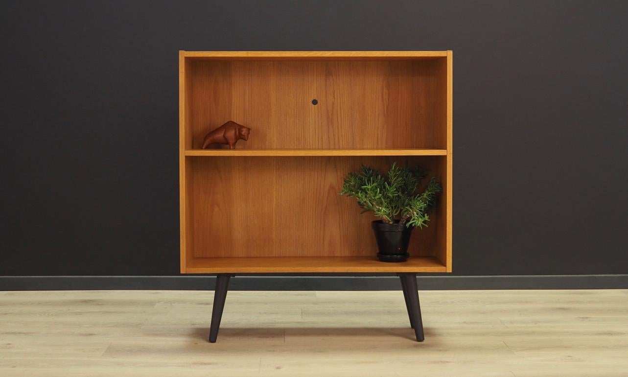 Classic bookcase / library from the 1960s-1970s, Scandinavian design, minimalistic form. Furniture finished with ash veneer, with an adjustable shelf. Maintained in good condition (minor bruises and scratches) - directly for use.

Dimensions: