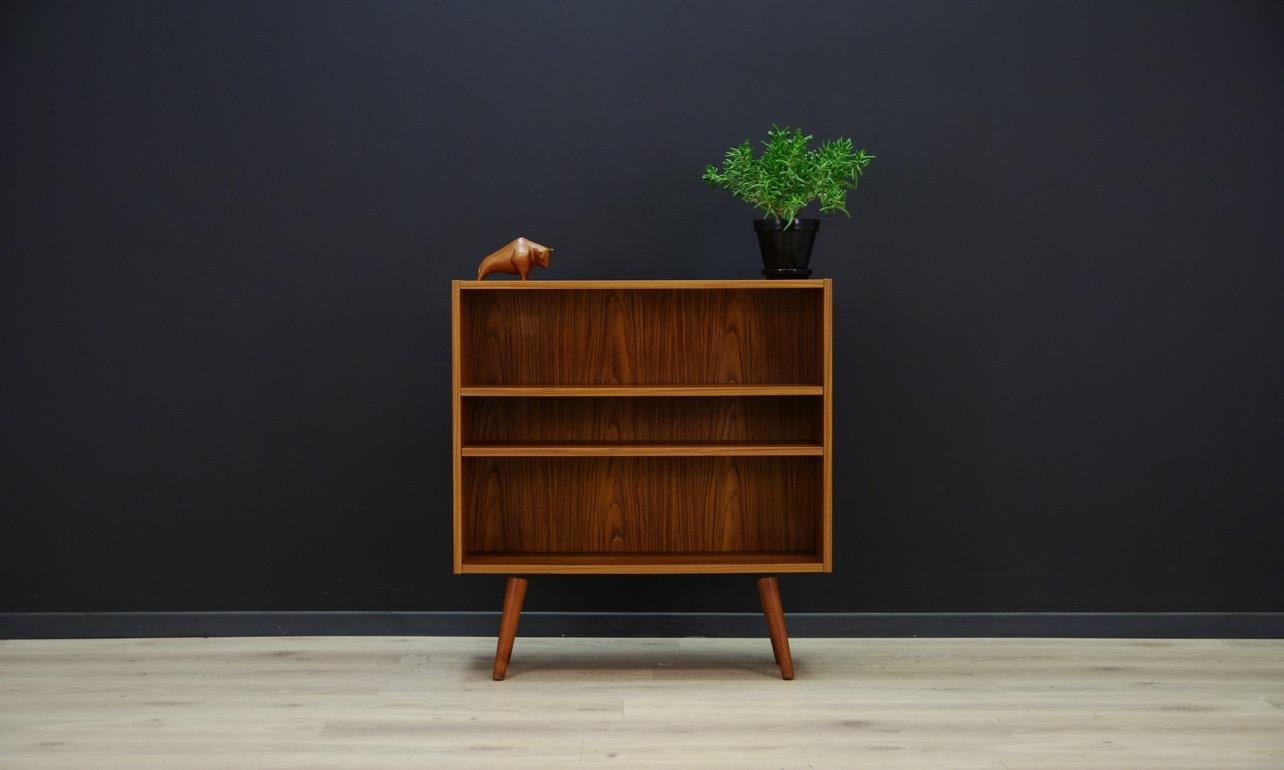 Bookcase library from the 1960s-1970s, a Minimalist form. Bookcase finished with teak veneer. Adjustable shelves. Preserved in good condition (small bruises and scratches) - directly for use.

Dimensions: Height 88.5 cm width 80 cm depth 25 cm.