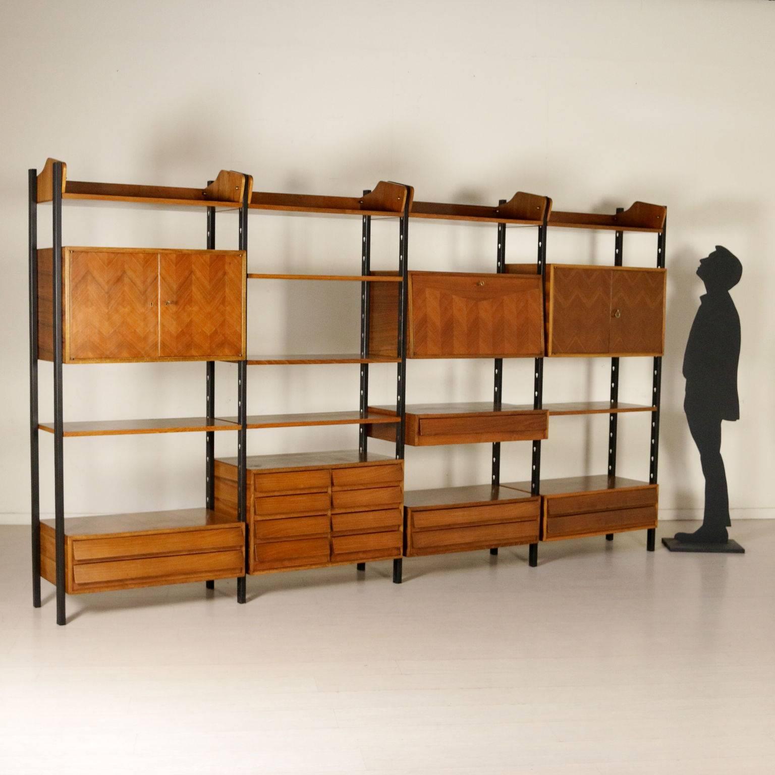 A bookcase with adjustable elements in height. Walnut and rosewood veneer, metal uprights. Manufactured in Italy, 1950s-1960s.