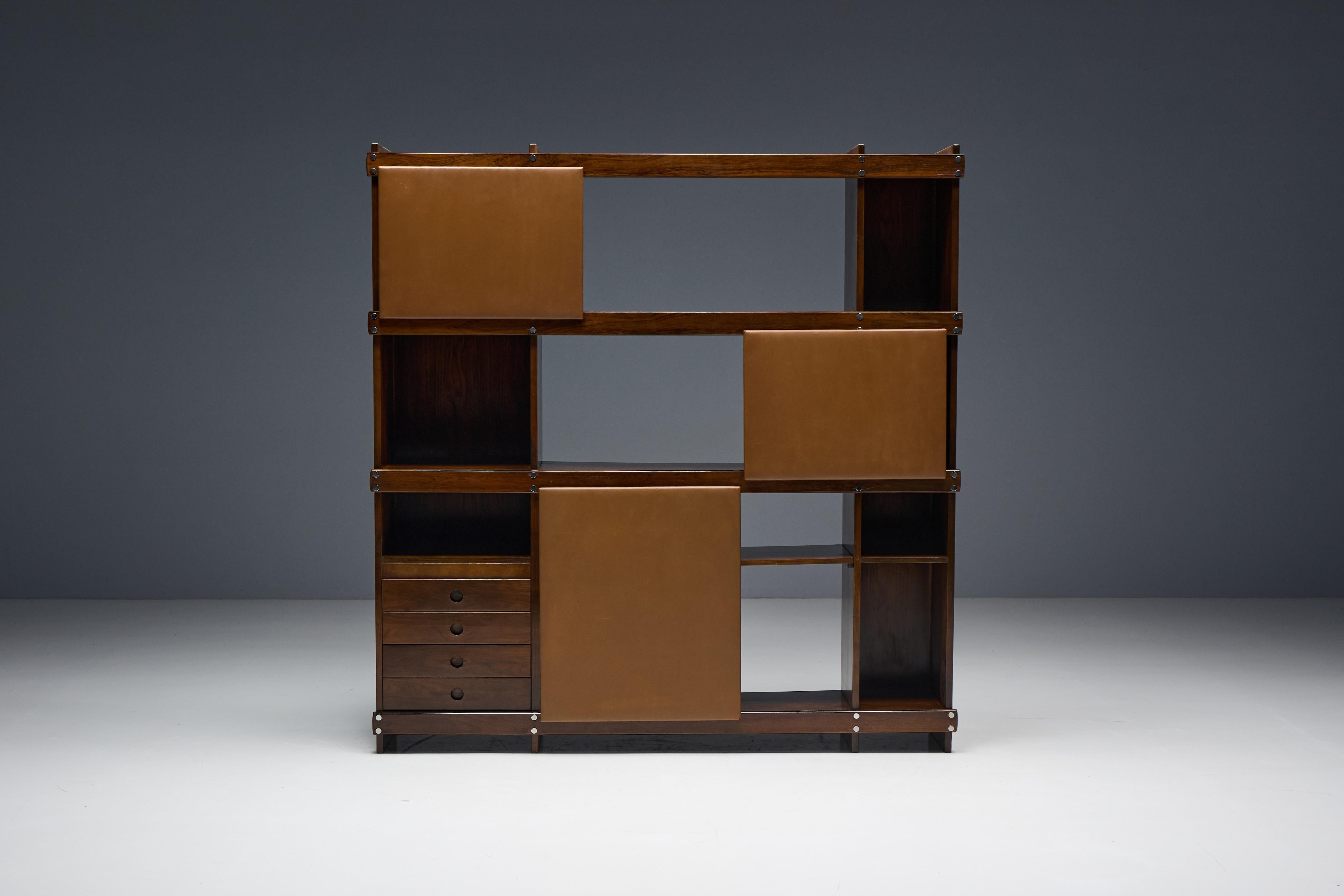Mobile disegnato da Sergio Rodrigues e realizzato da OCA Brazil negli anni '60. Questo pezzo senza tempo incarna l'essenza del design moderno di metà secolo con il suo ricco legno di jacaranda e gli eleganti pannelli in pelle. Il modello 