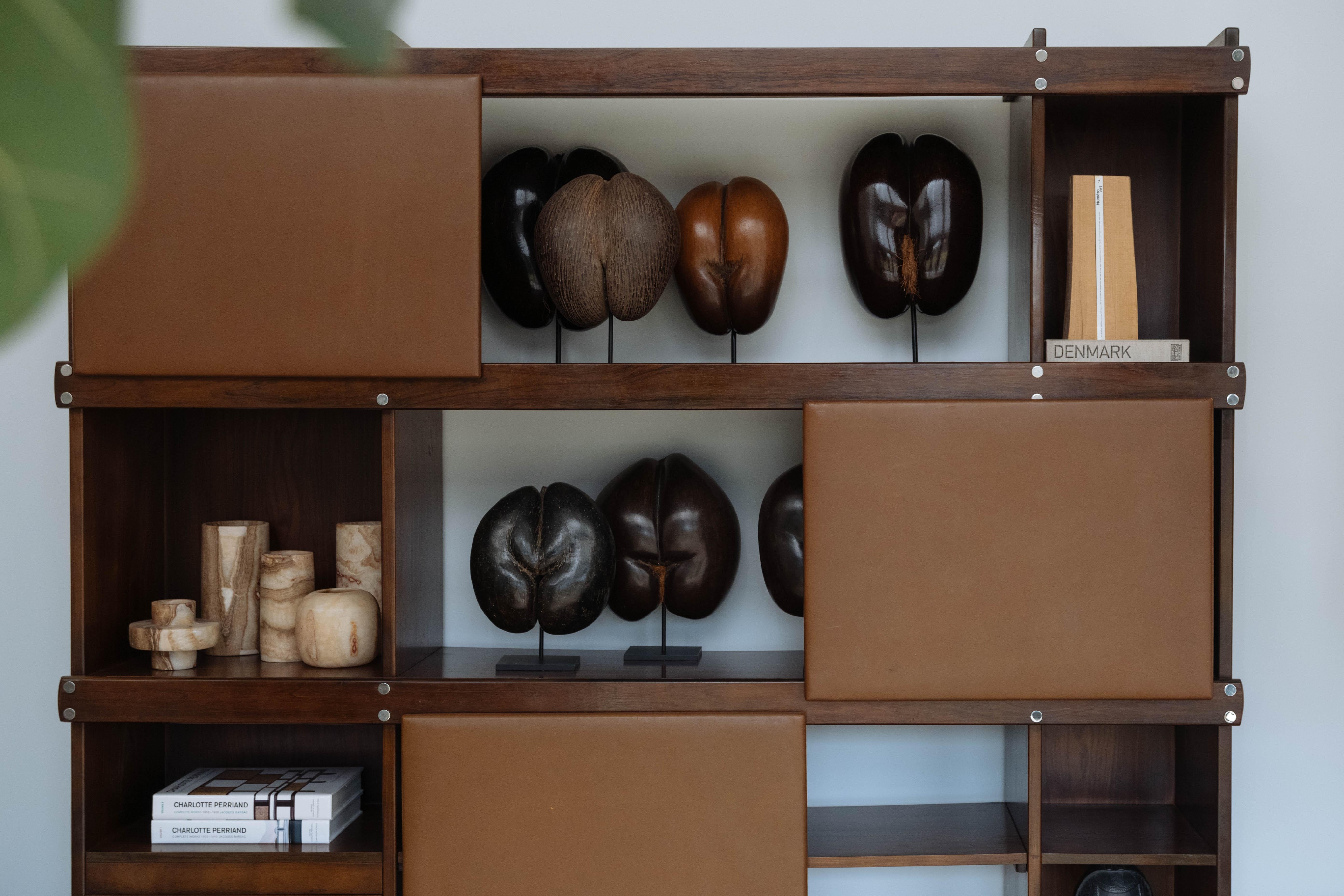 Brasiliano Libreria 'Adolpho' di Sergio Rodrigues per OCA, Brasile, anni '60 in vendita