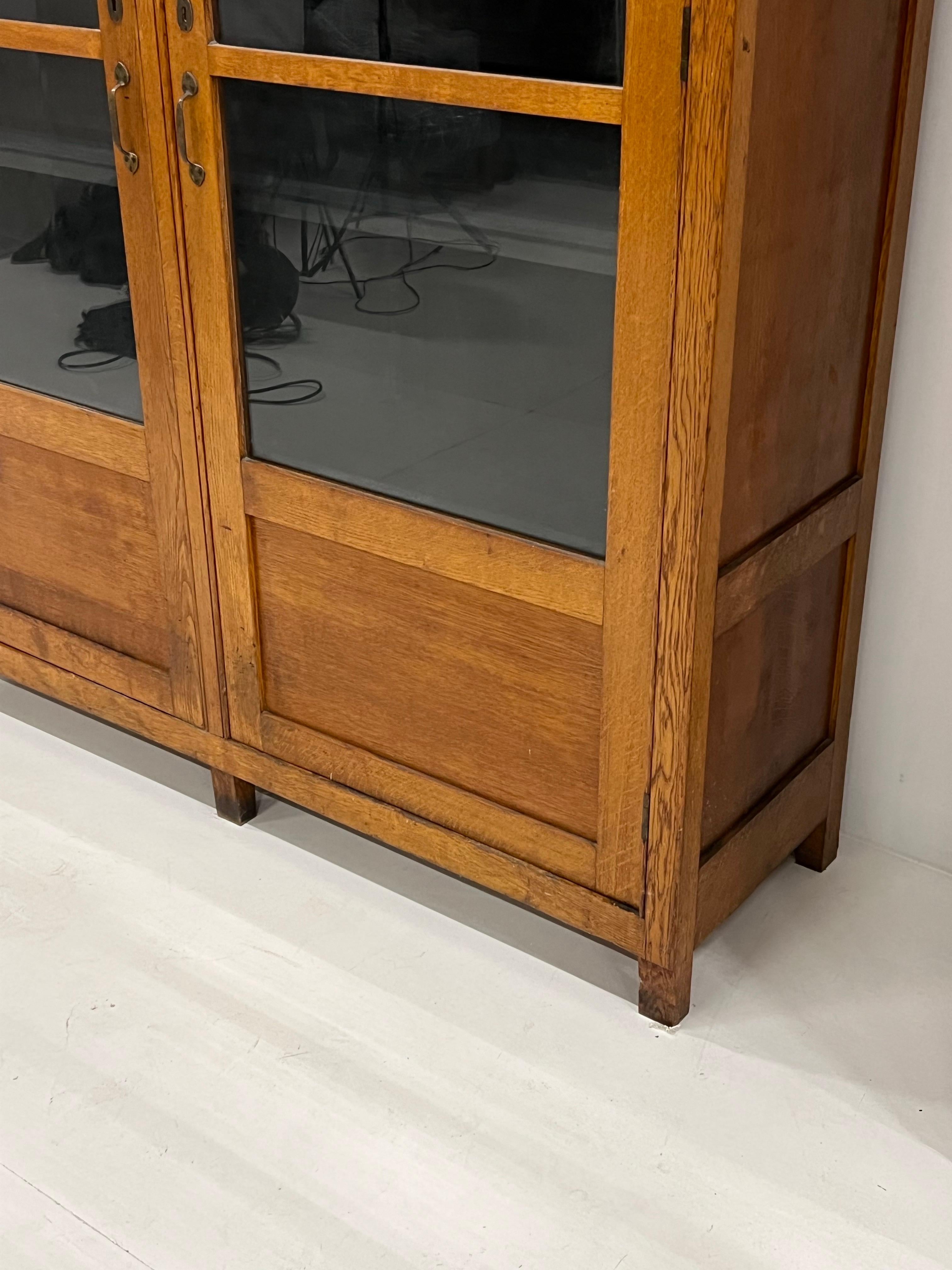 Bookcase Art Deco oak 1920 In Good Condition In MILL, NL