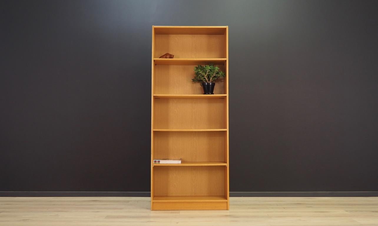 Classic Scandinavian bookcase - library from the 1960s-1970s, Minimalist form. Bookcase finished with ash veneer. Adjustable shelves. Preserved in good condition (minor scratches), directly for use.

Dimensions: Height 186 cm, width 77.5 cm, depth