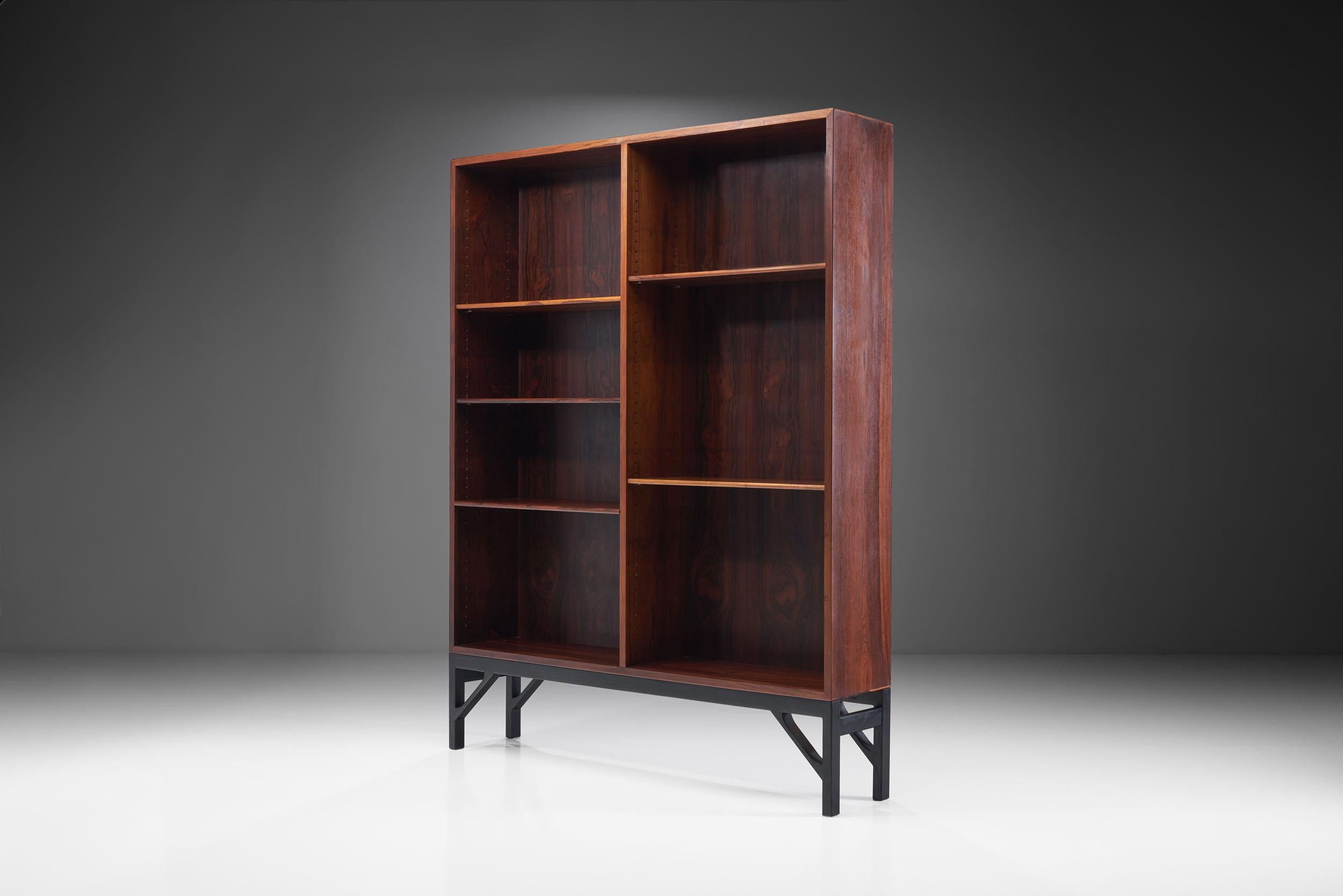 Dieses beeindruckende Bücherregal von Børge Mogensen spiegelt die klare und funktionale Ästhetik des dänischen Designers wider, der trotz seines zurückhaltenden Designs auffallende Stücke schuf.

Das Bücherregal ist aus Holz mit einer schönen