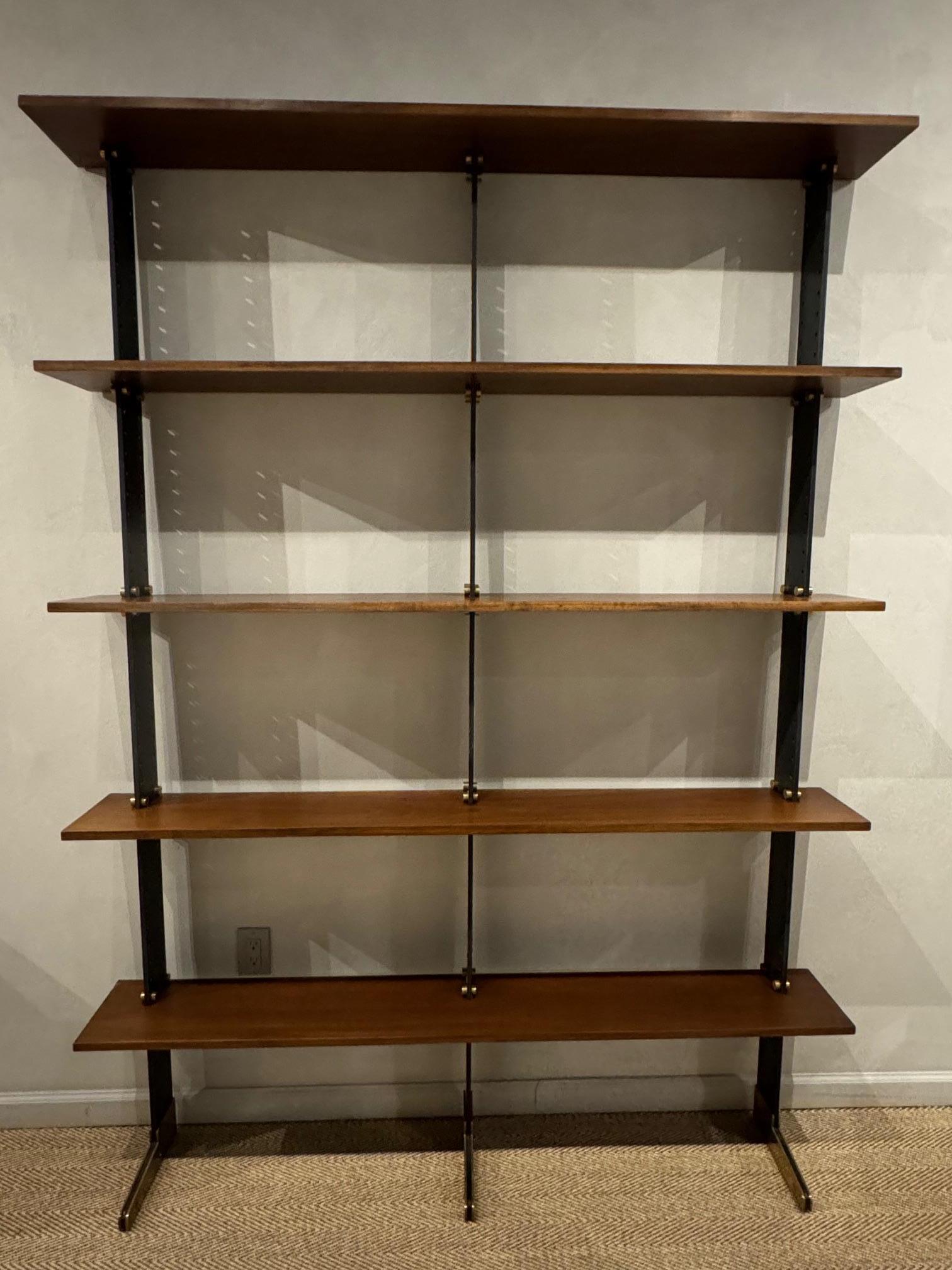 Bellissima libreria moderna di metà secolo di Ignazio Gardella in palissandro e ottone (1950-1959)
