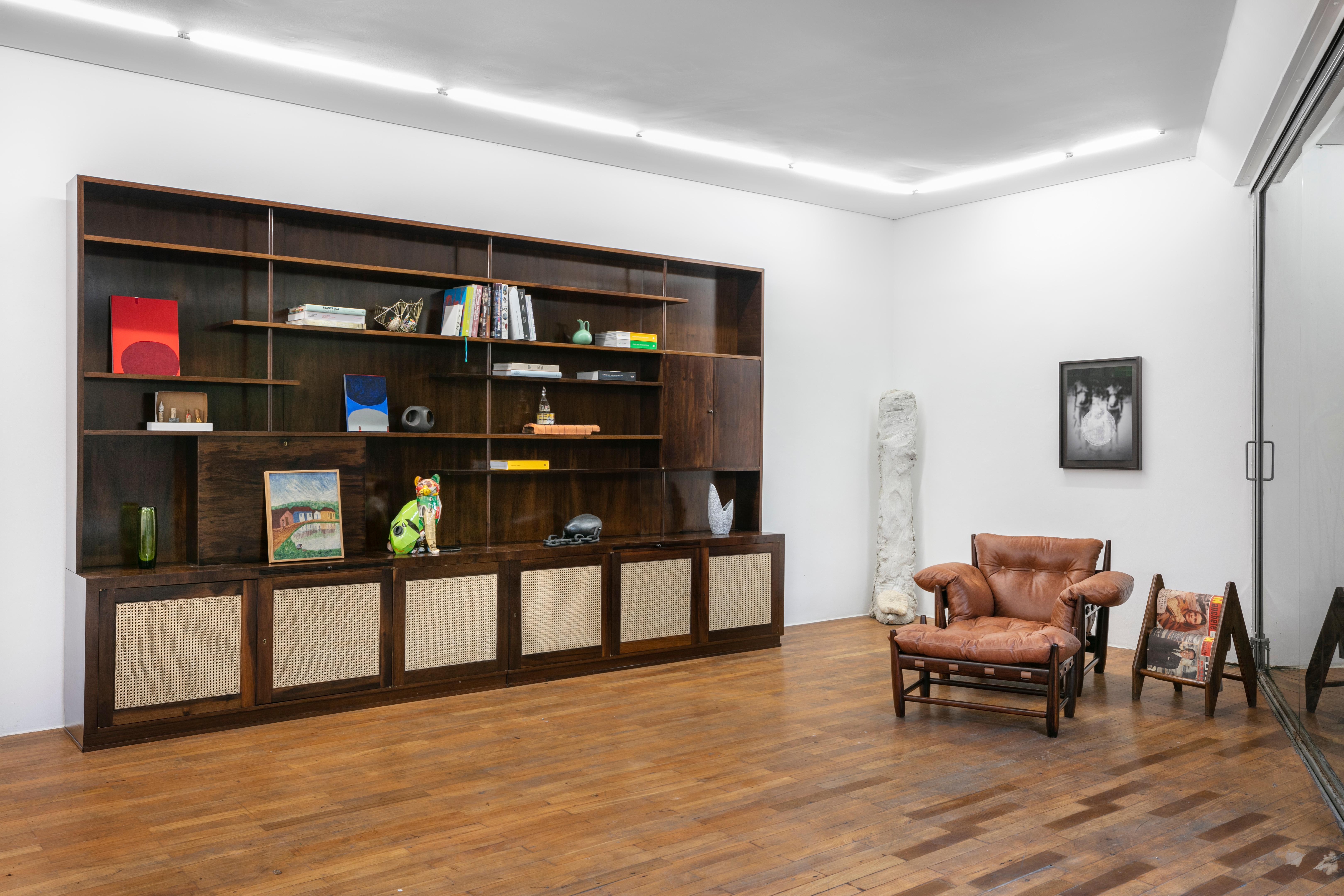 A particular characteristic in Brazilian mid-century furniture making was the practice of entire furnishing houses in exchange for a special commission. Inside these interiors, there were well-known pieces produced by the most prominent