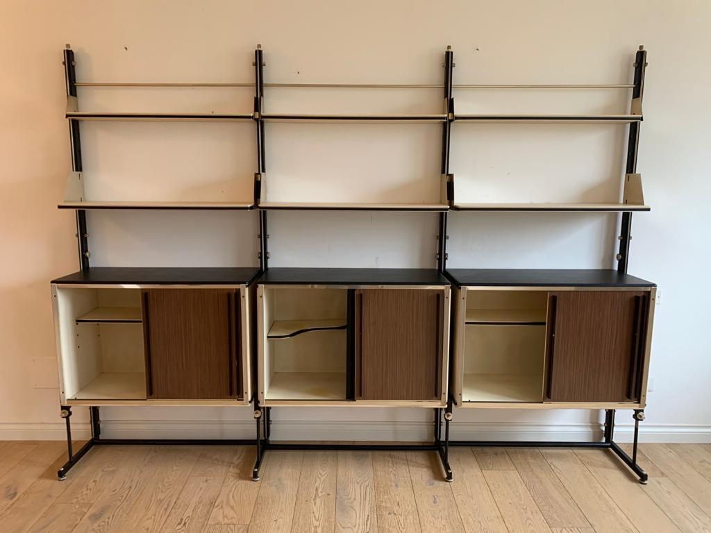 Bibliothèque modulaire unique par son style, son design, sa conception et ses matériaux. La société Mascagni pour l'excellente qualité et l'unicité de ses produits s'est vantée dans les années 50 d'être une référence d'exclusivité pour le mobilier