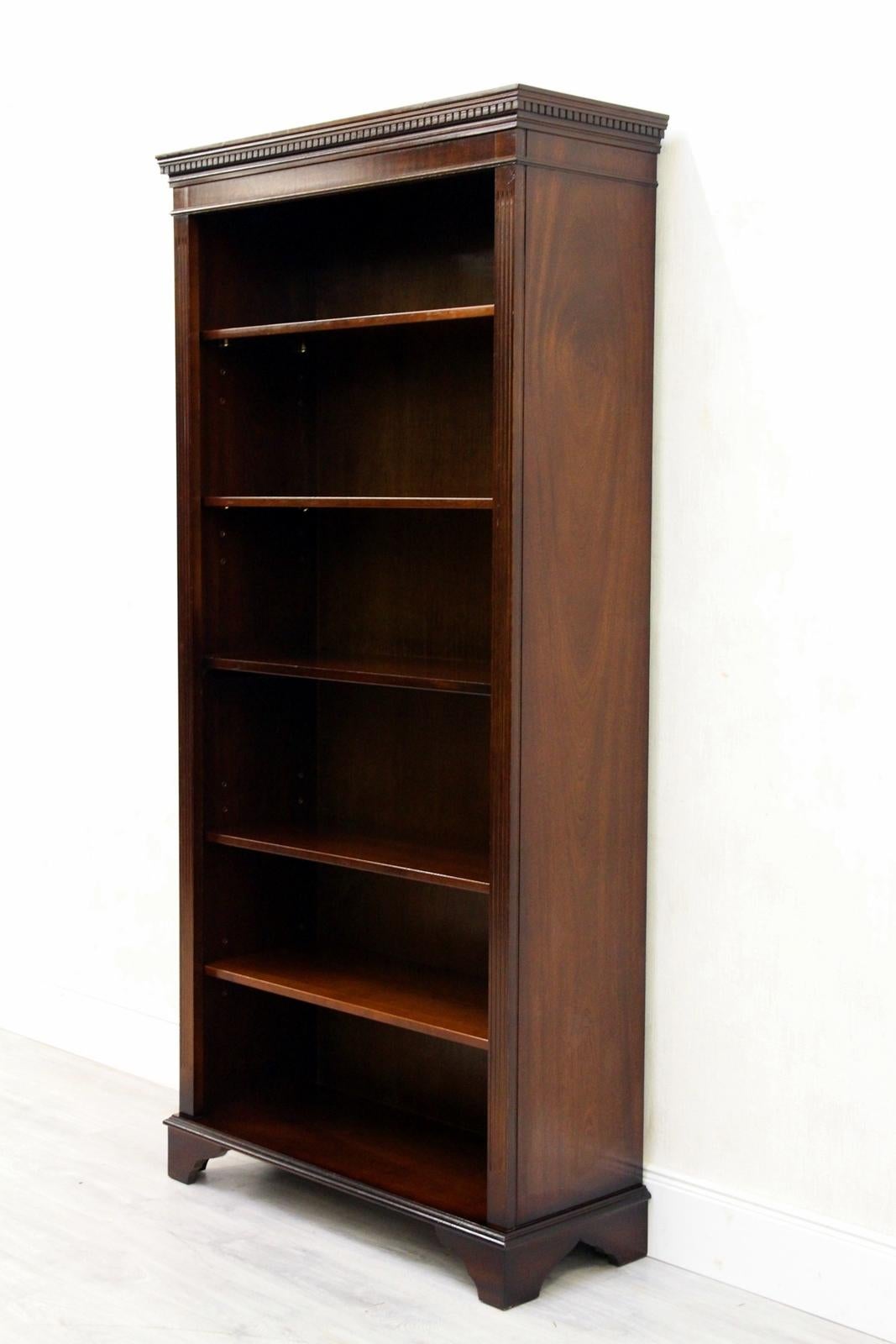 English bookcase/cabinet from 1980-1990
Condition: The bookcase is in good condition and still has the charm of the 