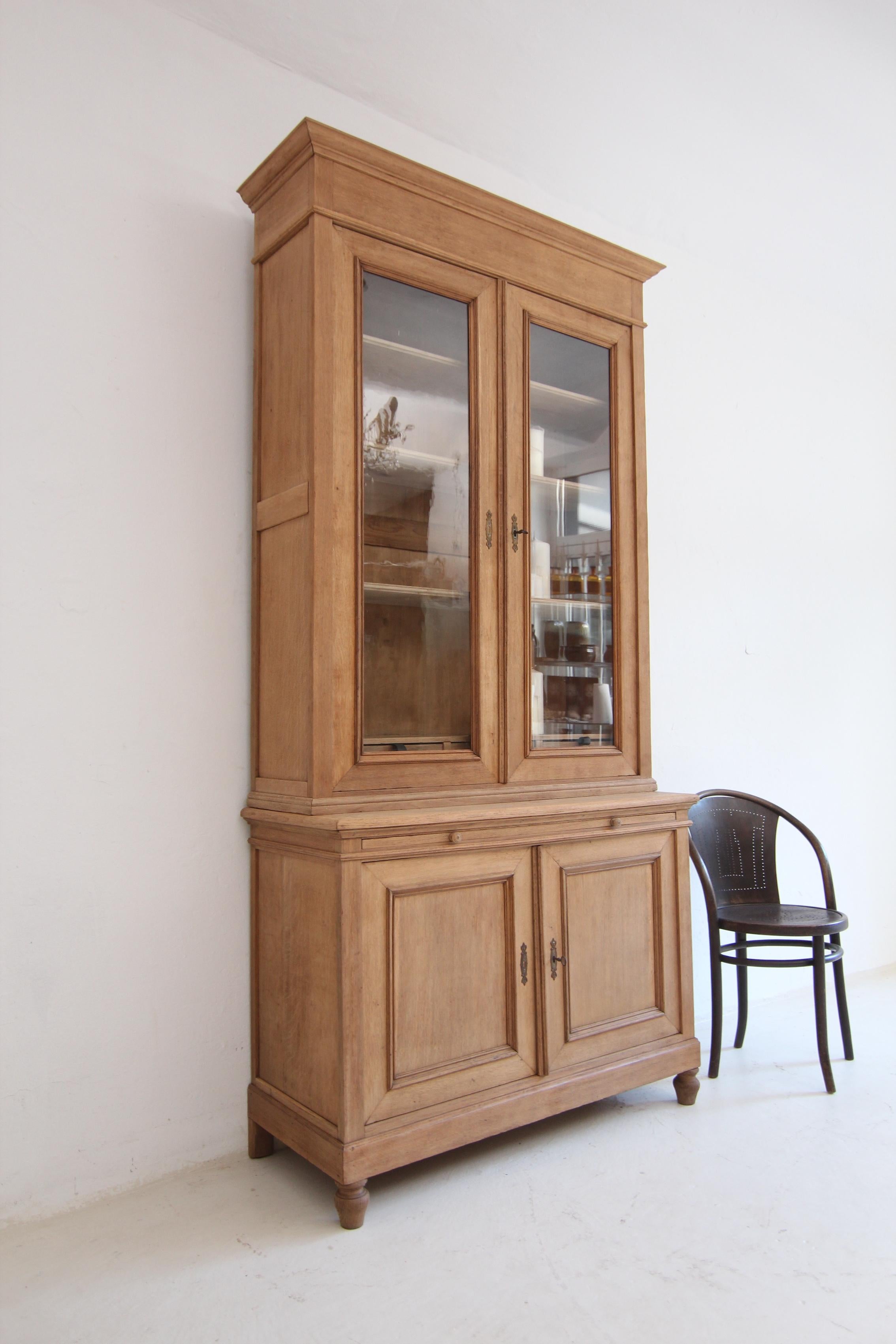 Bookcase Cabinet from around 1900 In Good Condition In Dusseldorf, DE