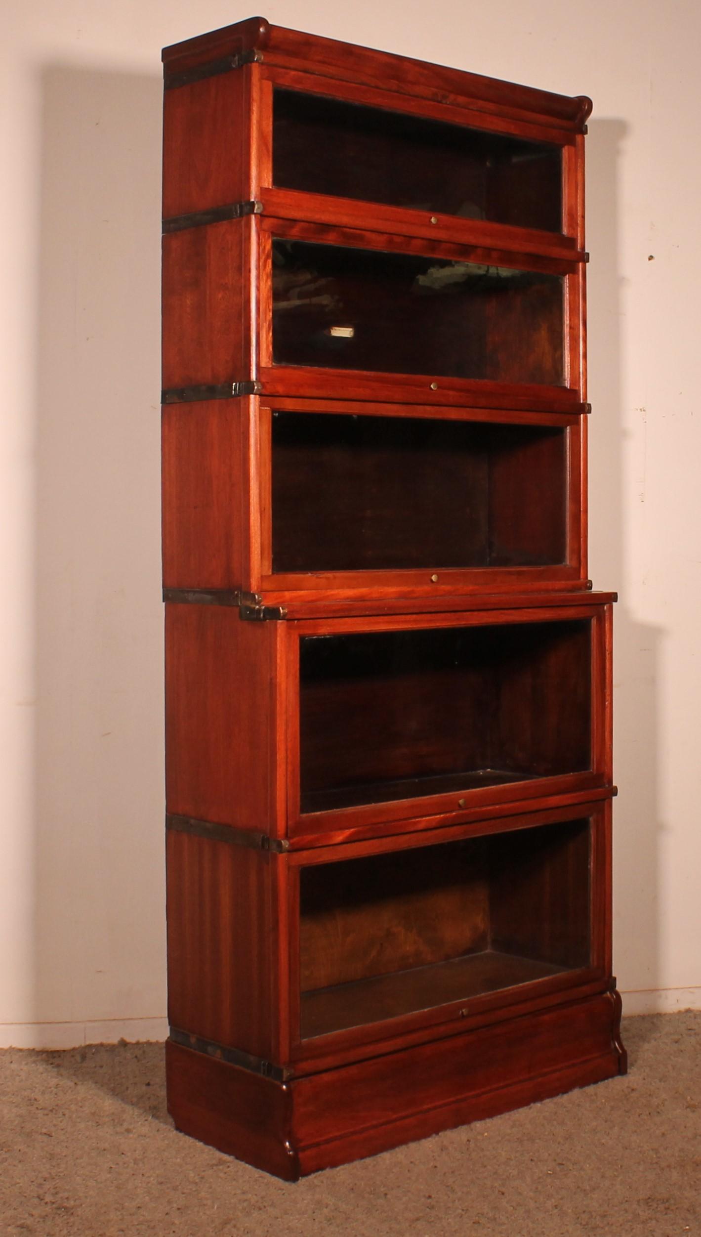 Elegant Globe Wernicke London bookcase in mahogany from the end of the 19th century - Early 20th century from England which is composed of 5 elements with two advanced big lower elements.
Unusual bookcase since its elements are very large and deep.