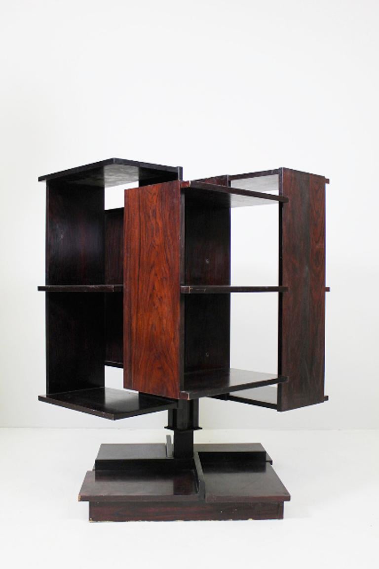 Bibliothèque de Claudio Salocchi, Sormani Italie 1960.
Claudio Salocchi (1934 - 2012) était un designer et un architecte très réputé, connu pour ses recherches détaillées sur l'agencement des meubles.