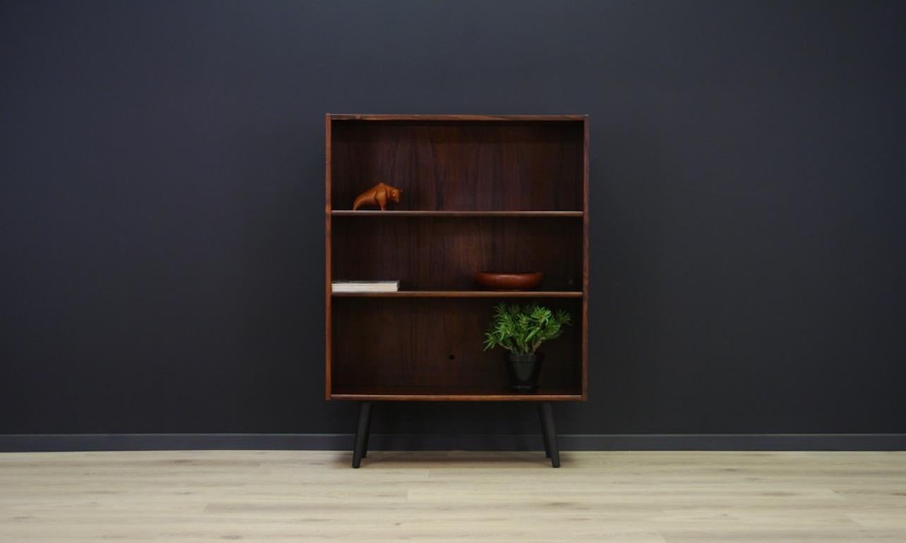 Vintage bookcase from the 1960s-1970s, a minimalist form. Bookcase finished with rosewood veneer. Preserved in good condition (minor scratches and dings) - directly for use.

Dimensions: Height 118 cm, width 87 cm, depth 30 cm.