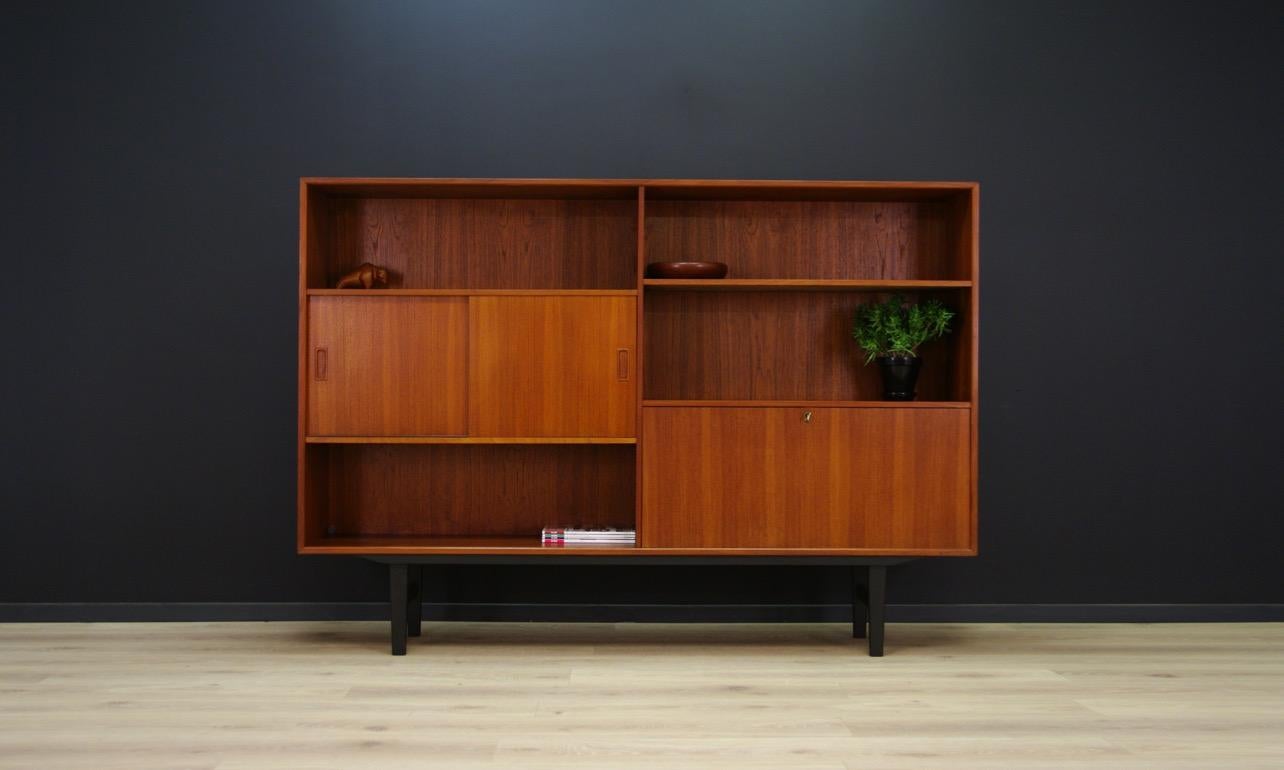 Minimalist bookcase from 1960s-1970s, Danish design, phenomenal form. Surface veneered with teak. The furniture has a bar with drawers and a shelf behind the doors. Preserved in good condition (small bruises and scratches) - directly for