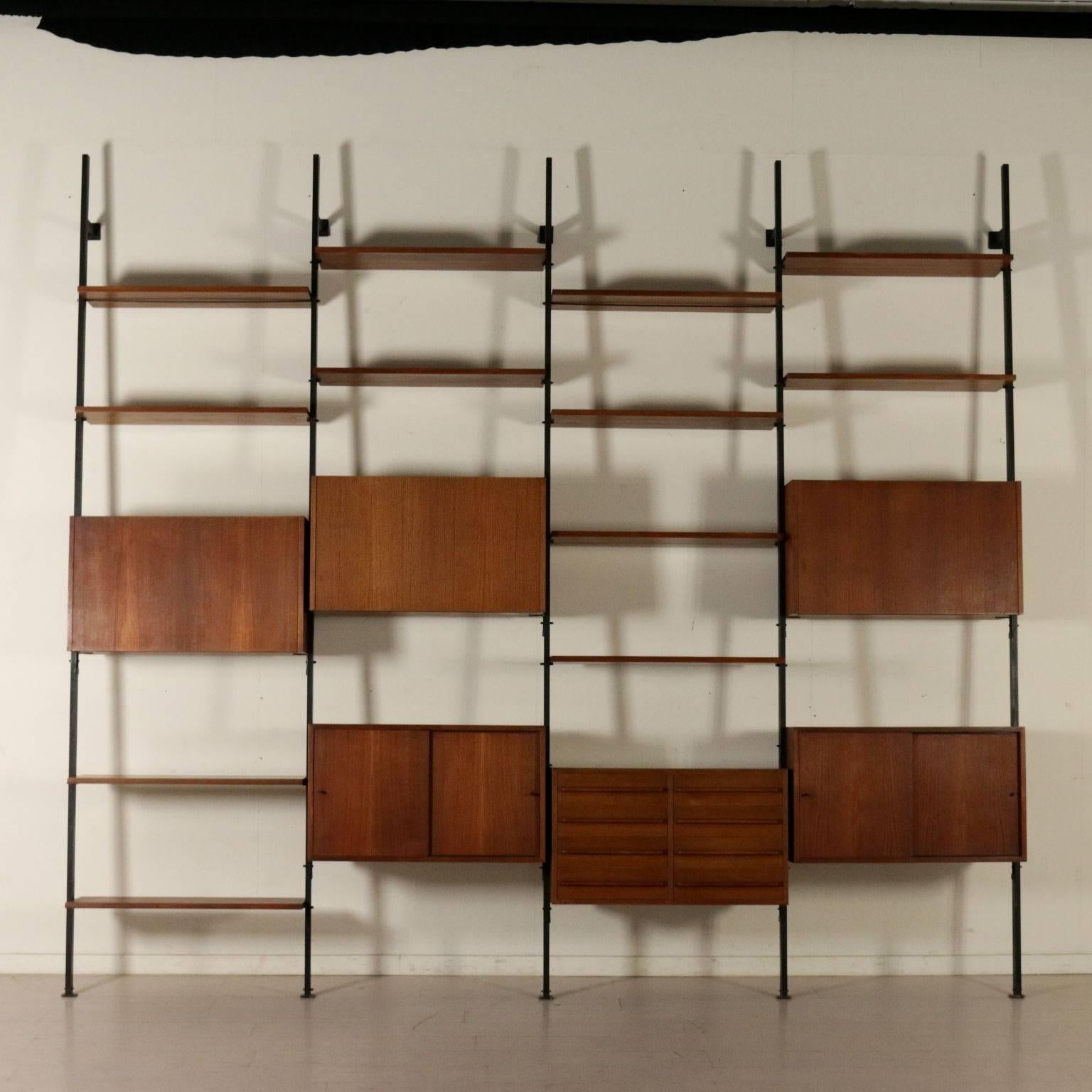 A wall bookcase designed by Paolo Tilche (1925-2003) for Arform. Adjustable shelves and containers. Teak veneer, metal uprights. Manufactured in Milan, Italy, 1950s-1960s.