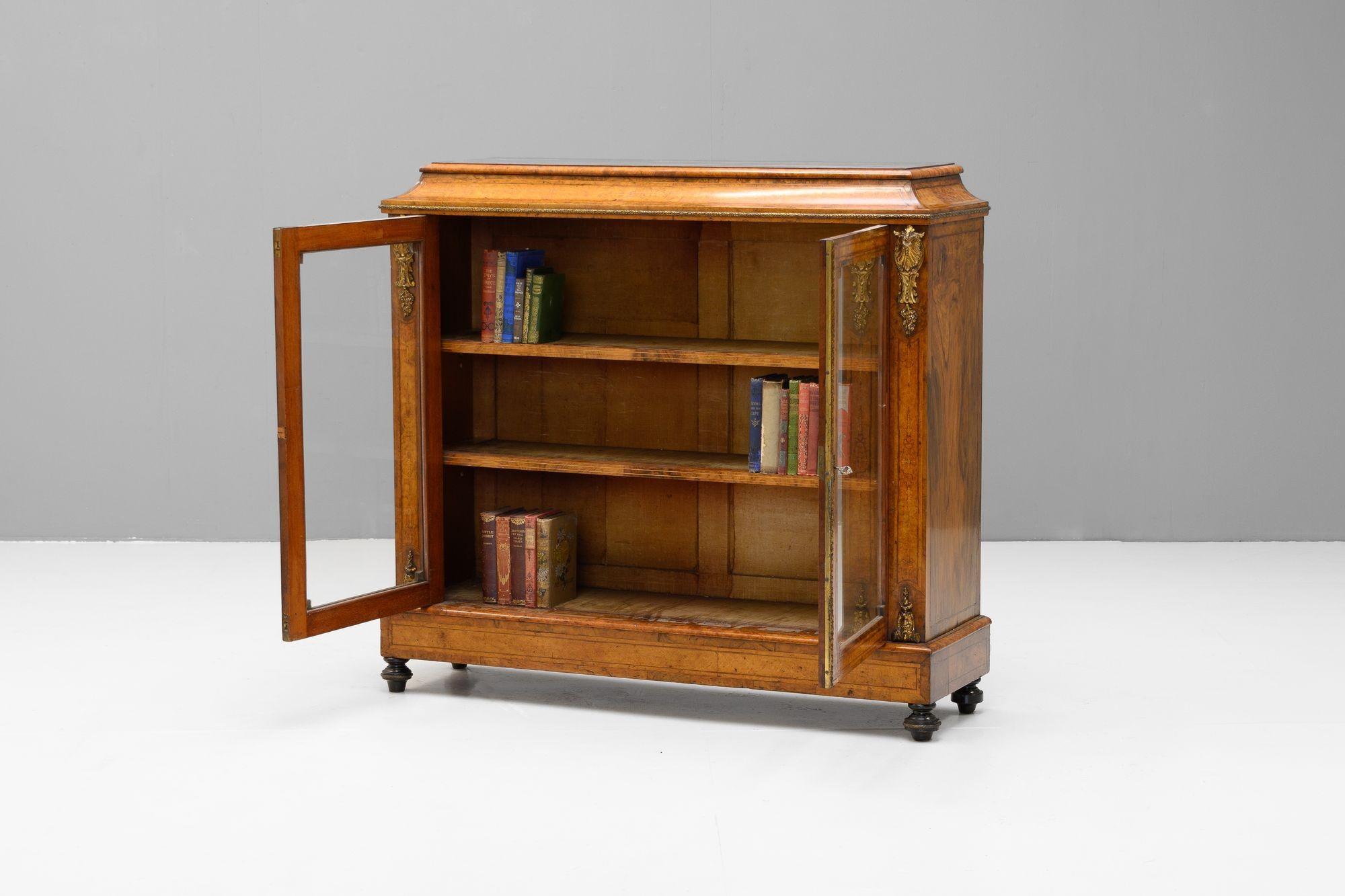 Libreria/armadio a due ante in noce smaltato con montature in ormolu su piedi torniti. Circa 1870
H. 112 cm x L. 121 cm x P. 37 cm
