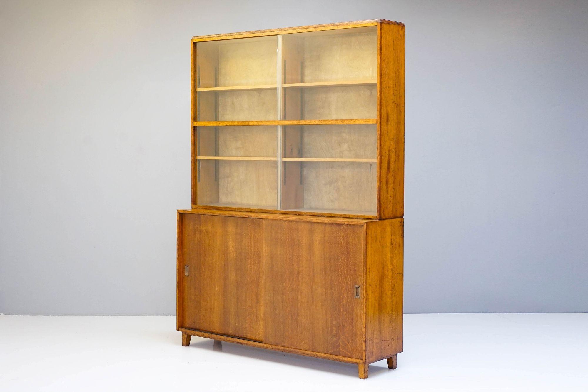 Armadio e libreria in Oak con ante scorrevoli in vetro

H. H. 207 cm x L. 153 cm x P. 40 cm - 80 kg

REGNO UNITO 1930