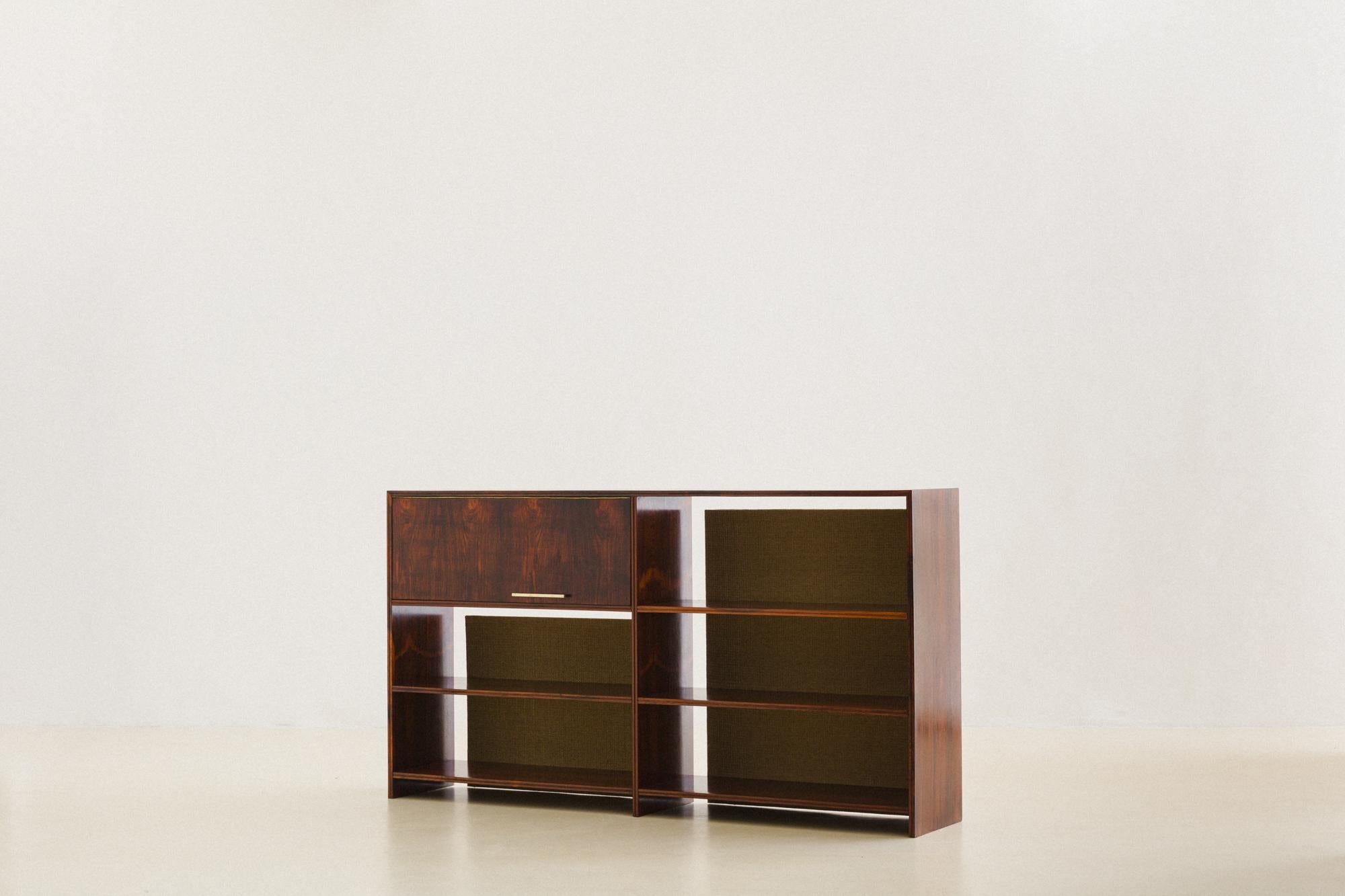 This elegant bookshelf is one of the many Móveis Cimo's furniture pieces manufactured during the 1960s. The piece is composed of five shelves and one storage compartment that opens with a beautiful horizontal brass handler. The entire piece is
