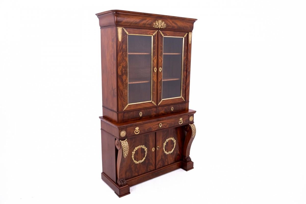 Antique bookcase in Empire style from the mid-19th century, France.

Furniture in very good condition, after professional renovation.

Dimensions: height 193 cm / width 114 cm / depth 49 cm