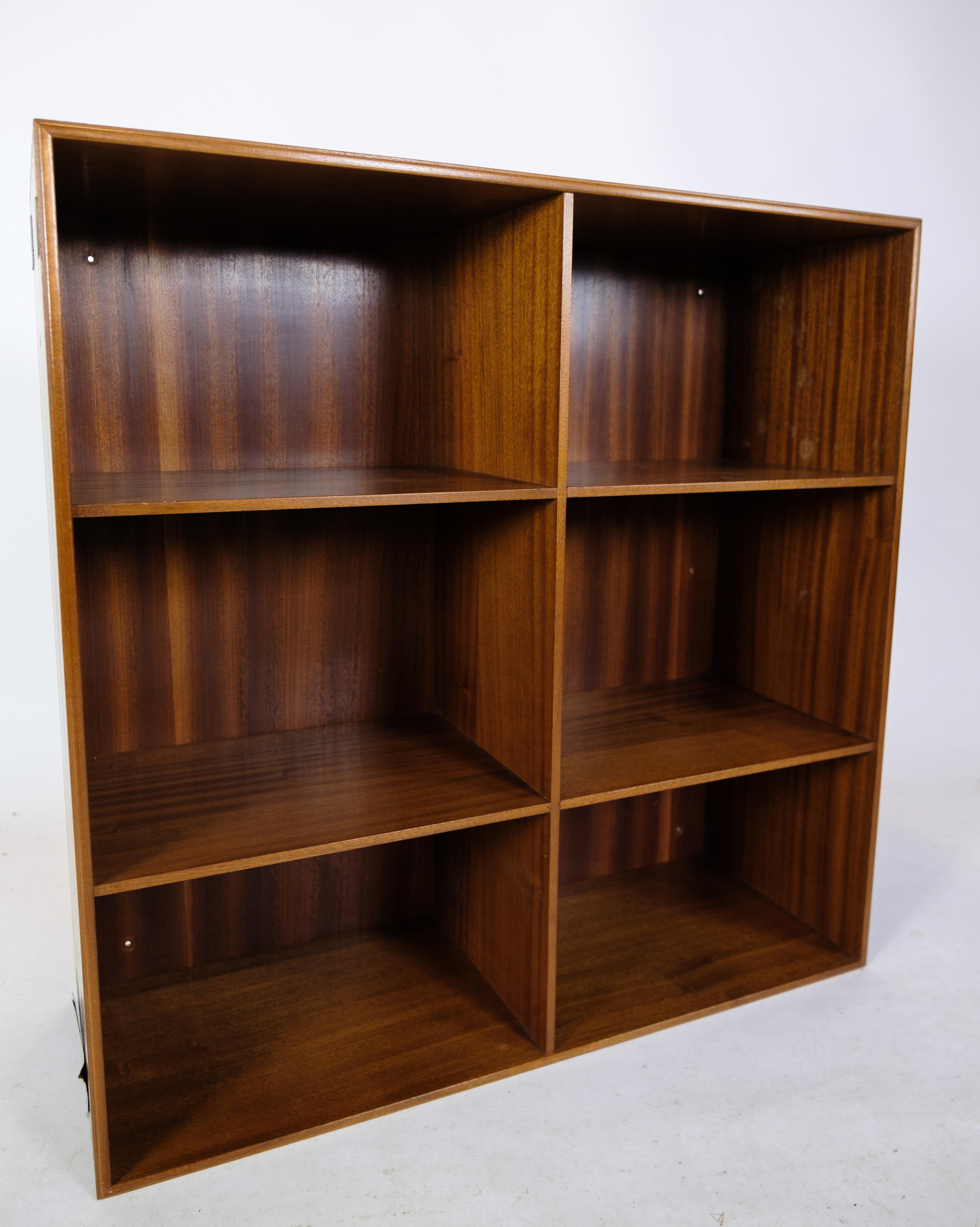 Das von Mogens Koch entworfene und von Rud Rasmussen in den 1960er Jahren hergestellte Bücherregal aus hellem Mahagoni ist ein bemerkenswertes Möbelstück, das Funktionalität und Ästhetik harmonisch miteinander verbindet.

Mogens Koch, ein