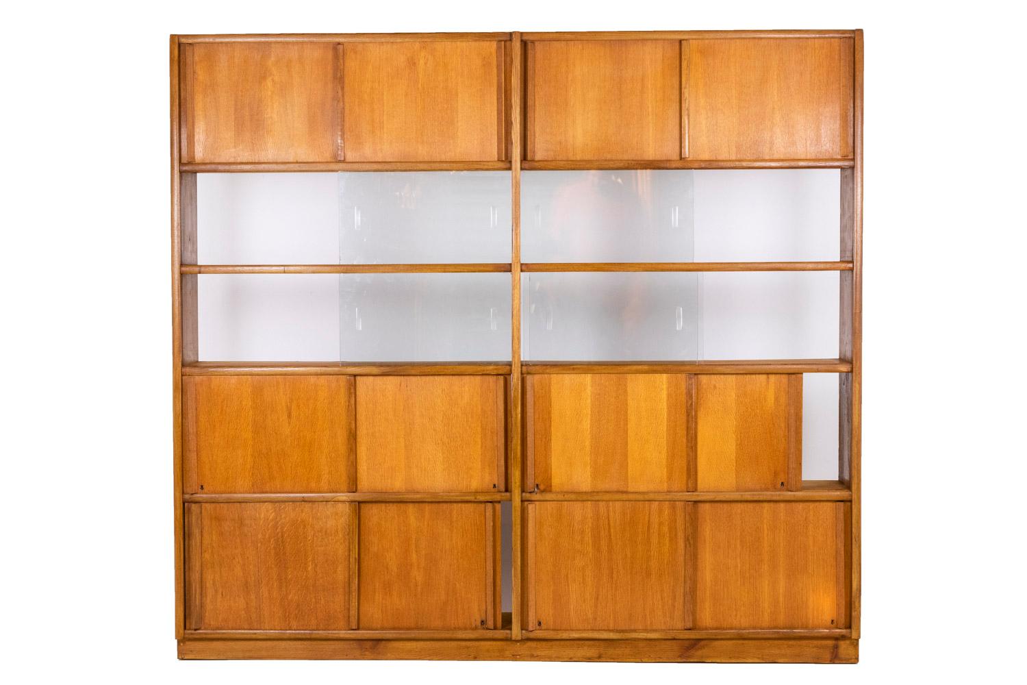 Bookcase in oak, rectangular in shape, with its glass in wood and glass.

French work realized in the 1960s.
   