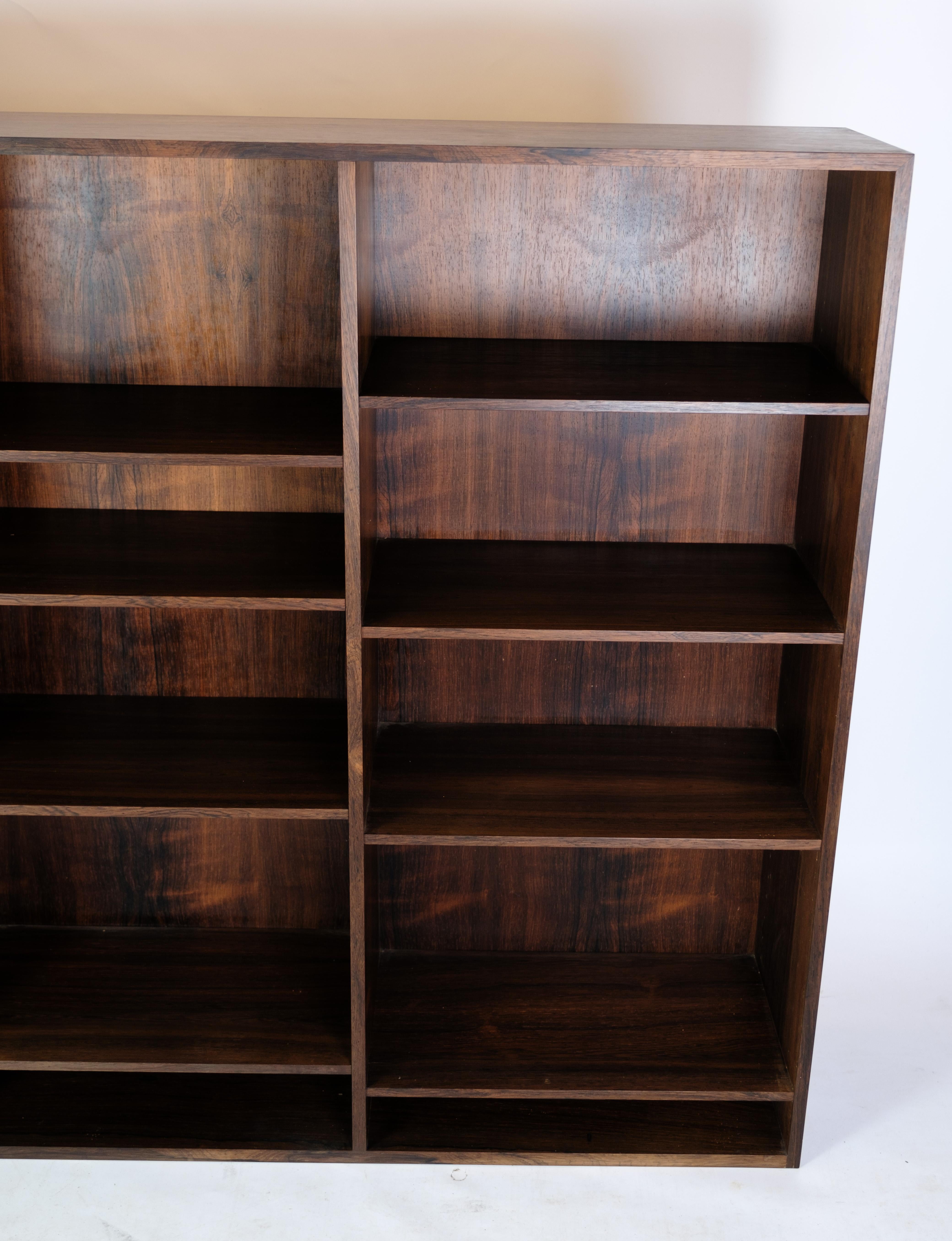 Large bookcase with shelves made of rosewood by Dansk Design from around the 1960s.
Measurements in cm: H:123 W:164 D:30