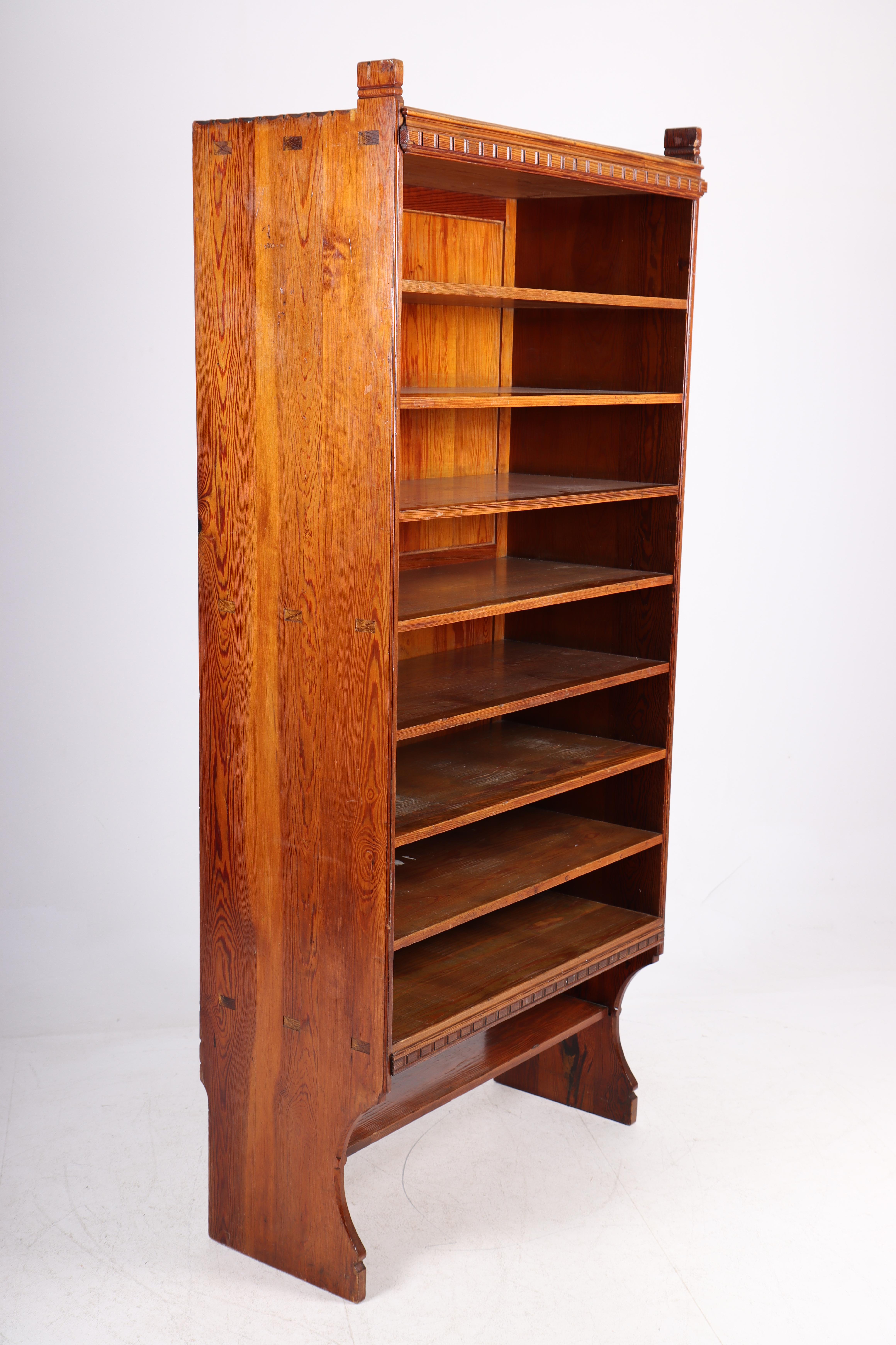 Bücherregal aus massivem Kiefernholz, entworfen von Martin Nyrop für Rud Rasmussen (Frühes 20. Jahrhundert) im Angebot
