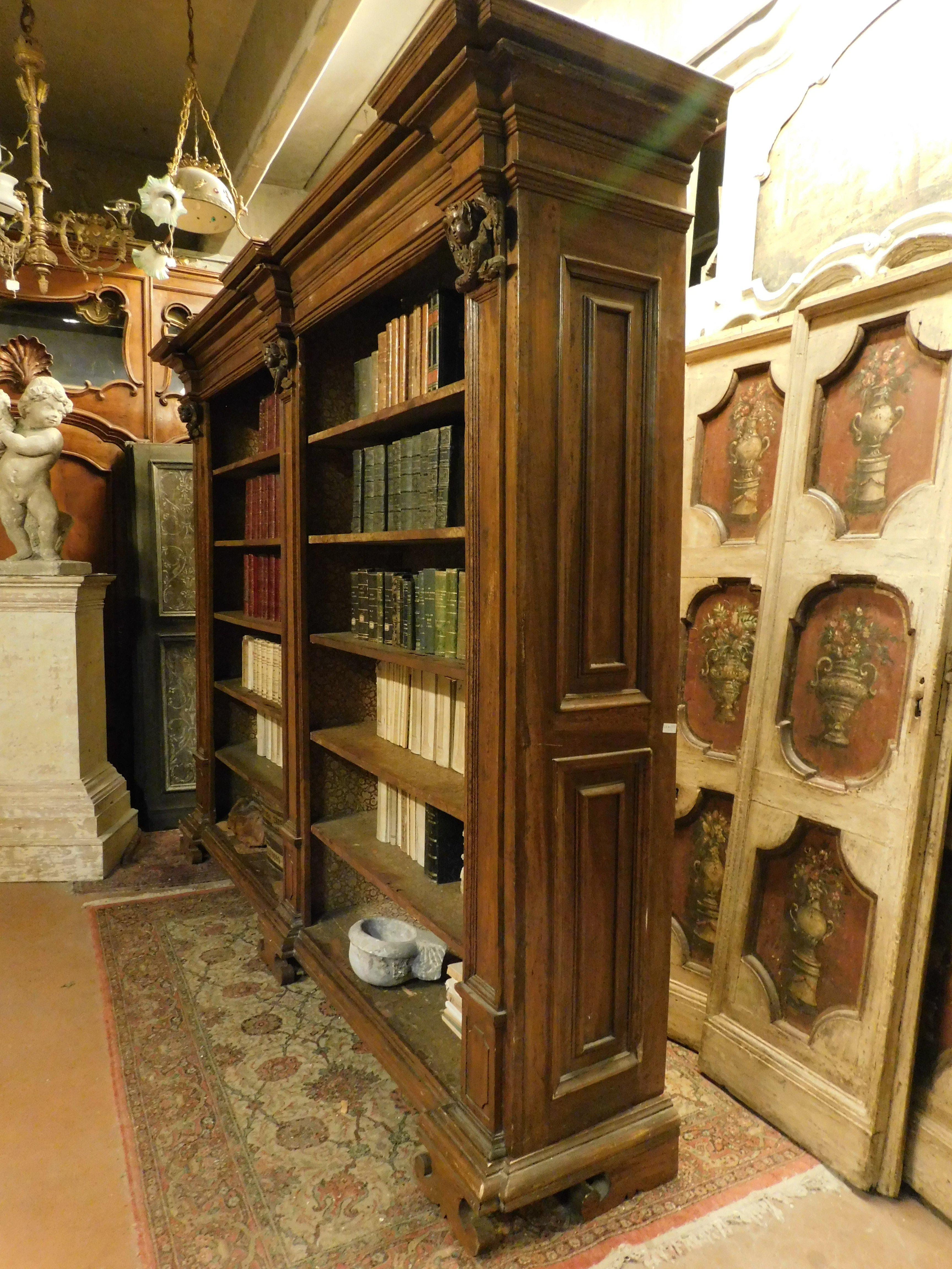 Libreria in legno di pioppo massiccio con colonne e cherubini intagliati, Italia in vendita 3