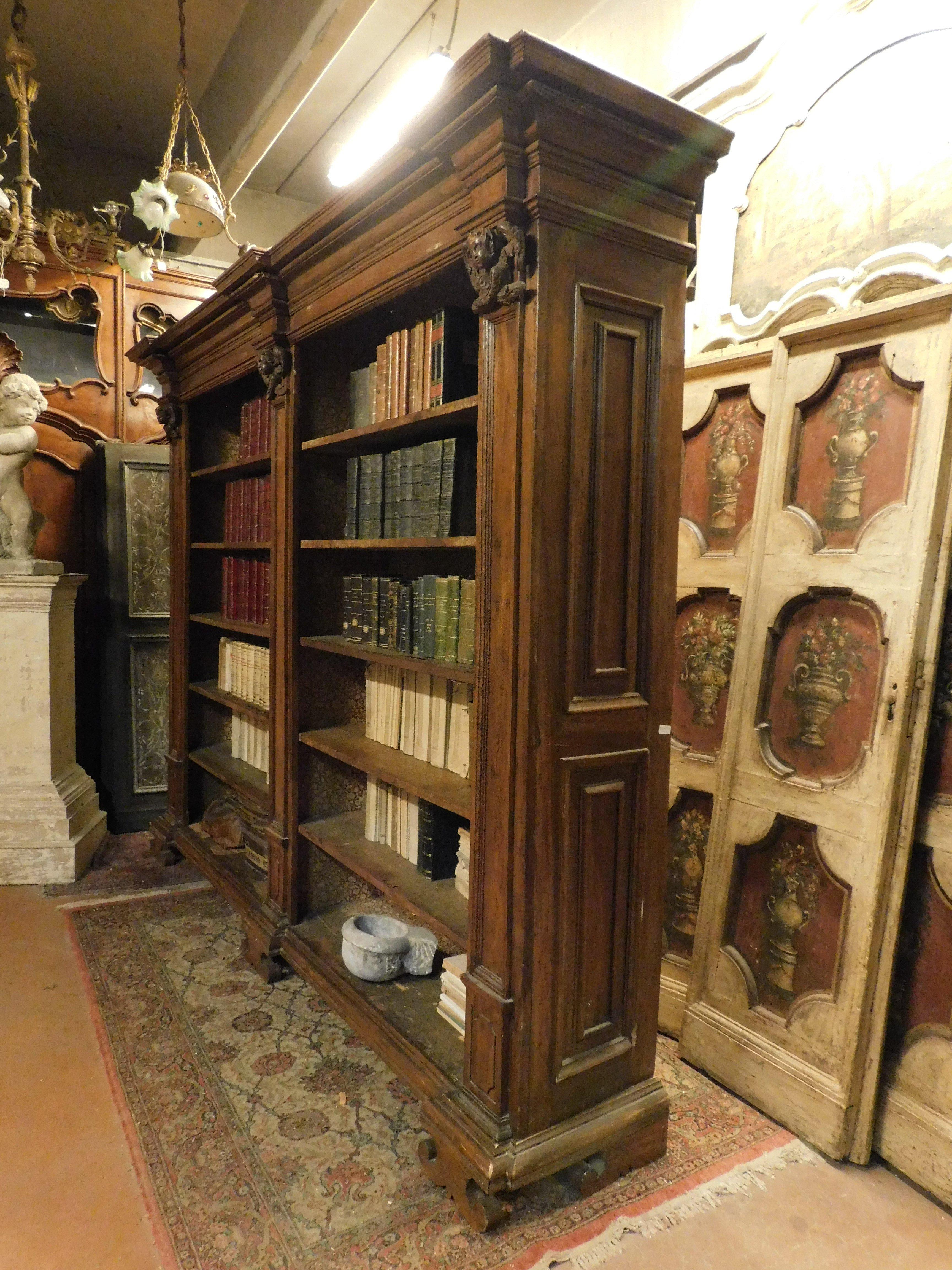 Libreria in legno di pioppo massiccio con colonne e cherubini intagliati, Italia in vendita 4