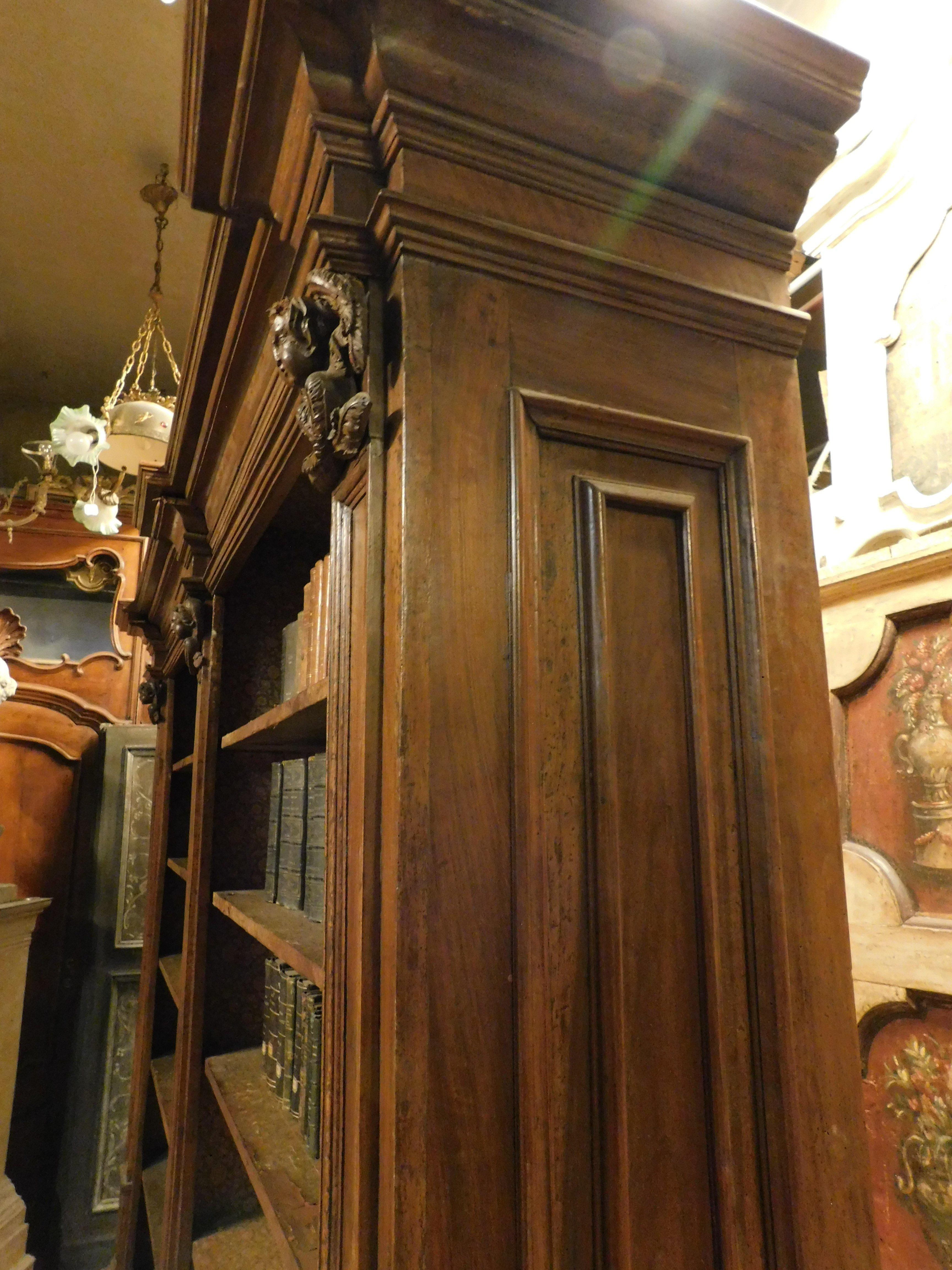Libreria in legno di pioppo massiccio con colonne e cherubini intagliati, Italia in vendita 5