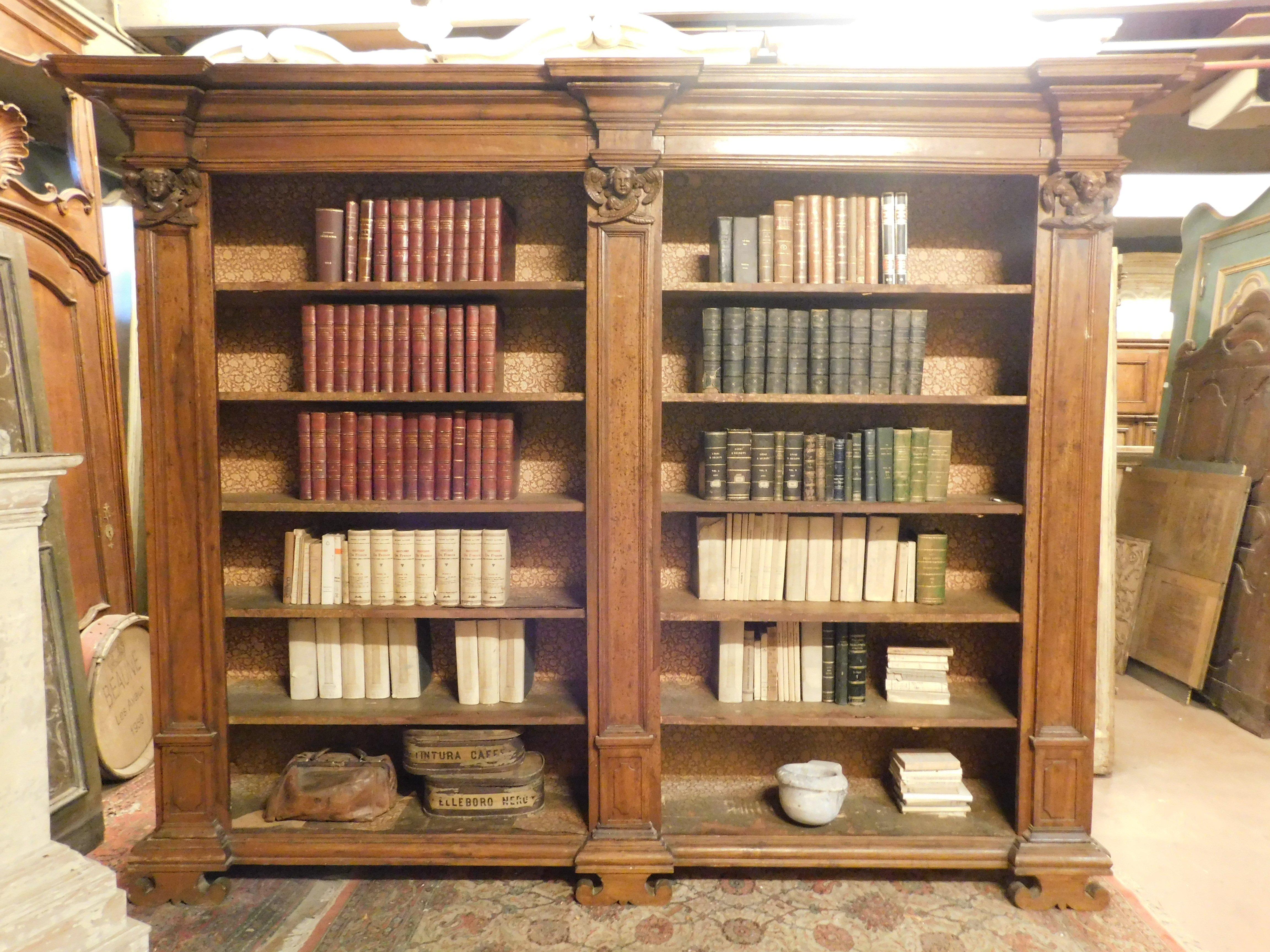 Italiano Libreria in legno di pioppo massiccio con colonne e cherubini intagliati, Italia in vendita